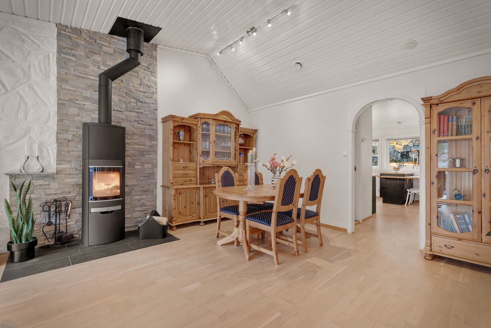 Lys og romslig stue malt i et innbydende fargepalett med tre-stavs eikeparkett på gulvene. Galleribilde