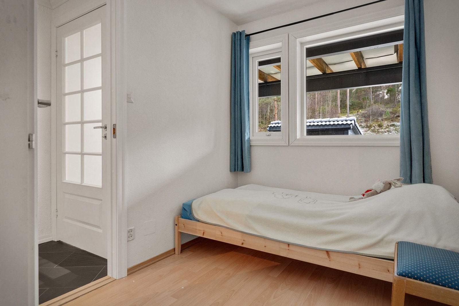 Begge soverommene i underetasjen har store vinduer, og gir en luftig romfølelse. Galleribilde