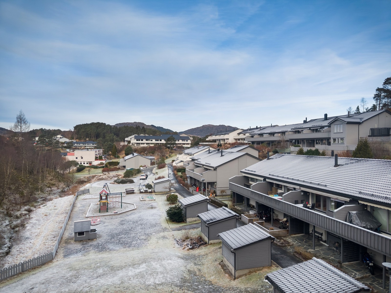 En bolig med kort avstand til Åsane Storsenter og Ikea med alt det har å by på. Men samtidig avskjermet fra larm fra motorvei og senterområde. Galleribilde