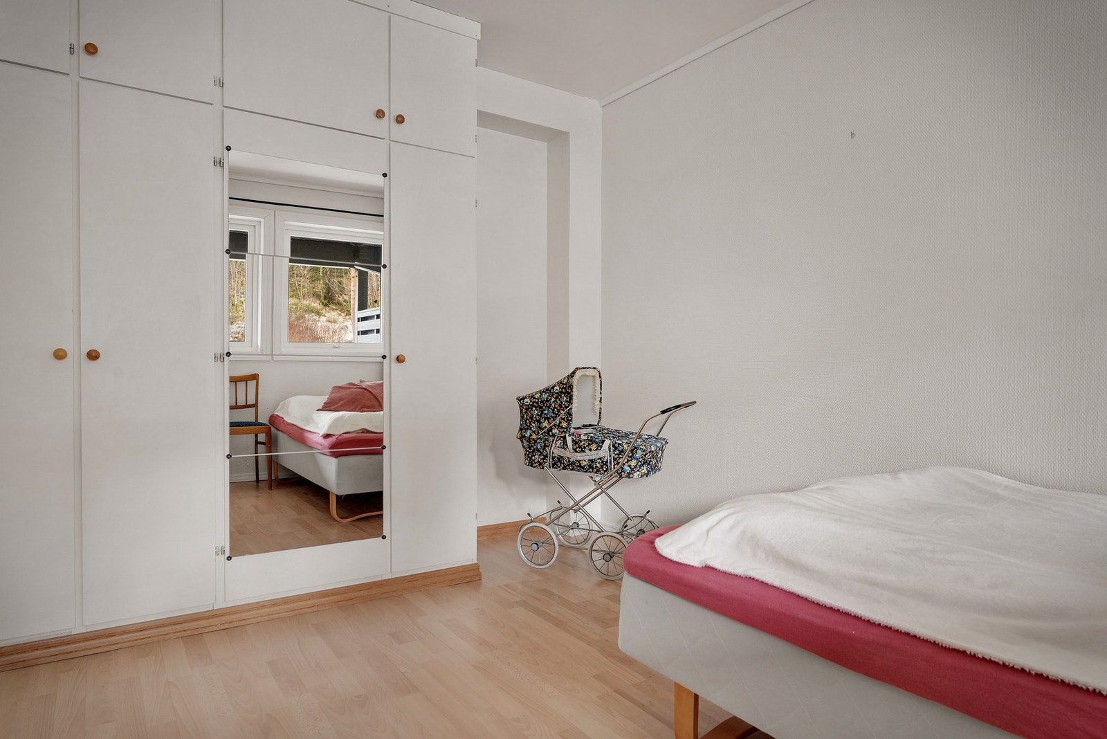 Her er det god plass til oppbevaring i garderobe. Galleribilde