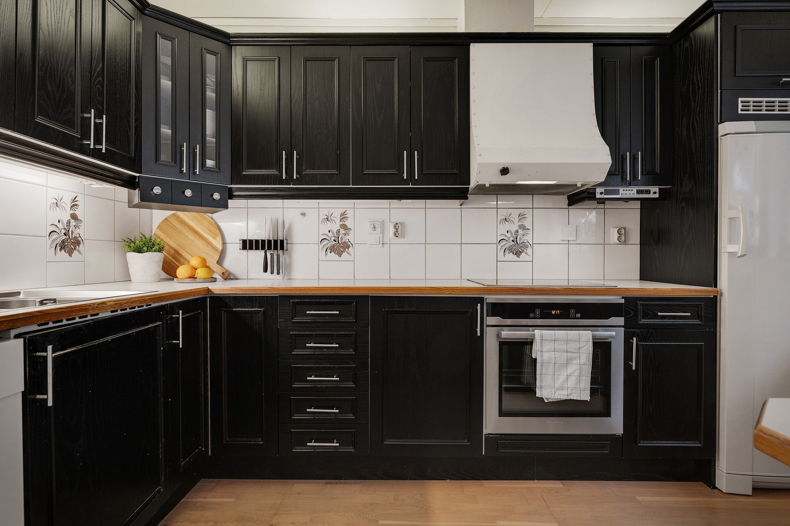 Her er det godt med benkeplass og skap til oppbevaring. Galleribilde