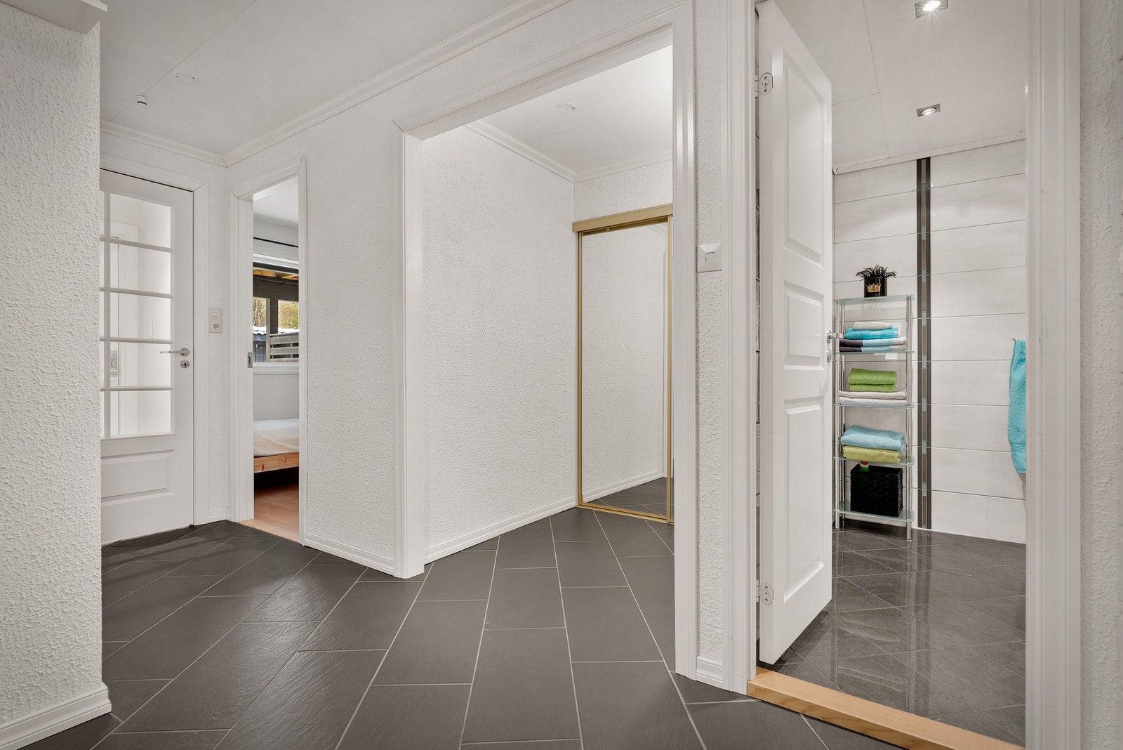 Boligen har en innbydende entre med plass til å henge fra seg yttertøy. Galleribilde