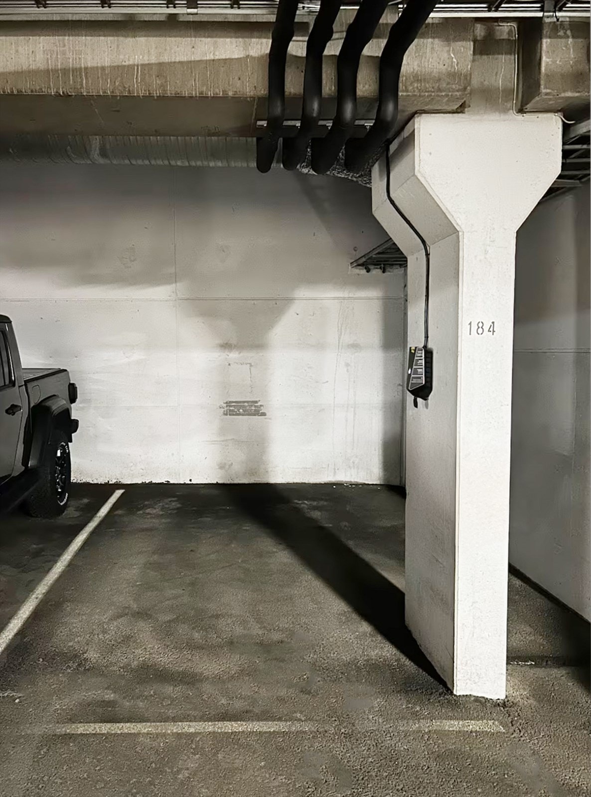 Det medfølger bruksrett til garasjeplass nr. 184 med elbil-lader i felles, lukket og videoovervåket garasjeanlegg. Galleribilde