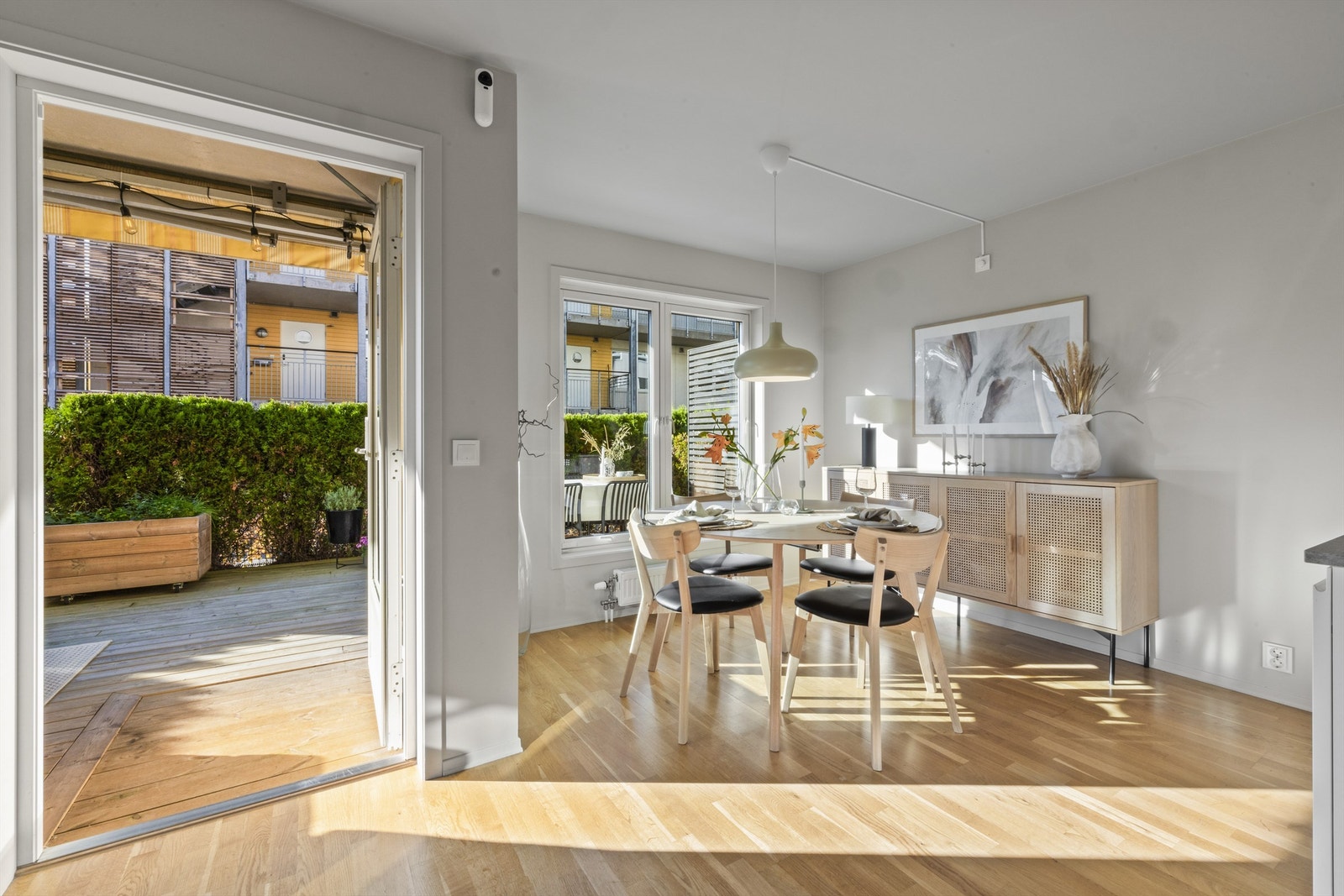 Hyggelig hjørne med plass til spisebord og spisestoler Galleribilde