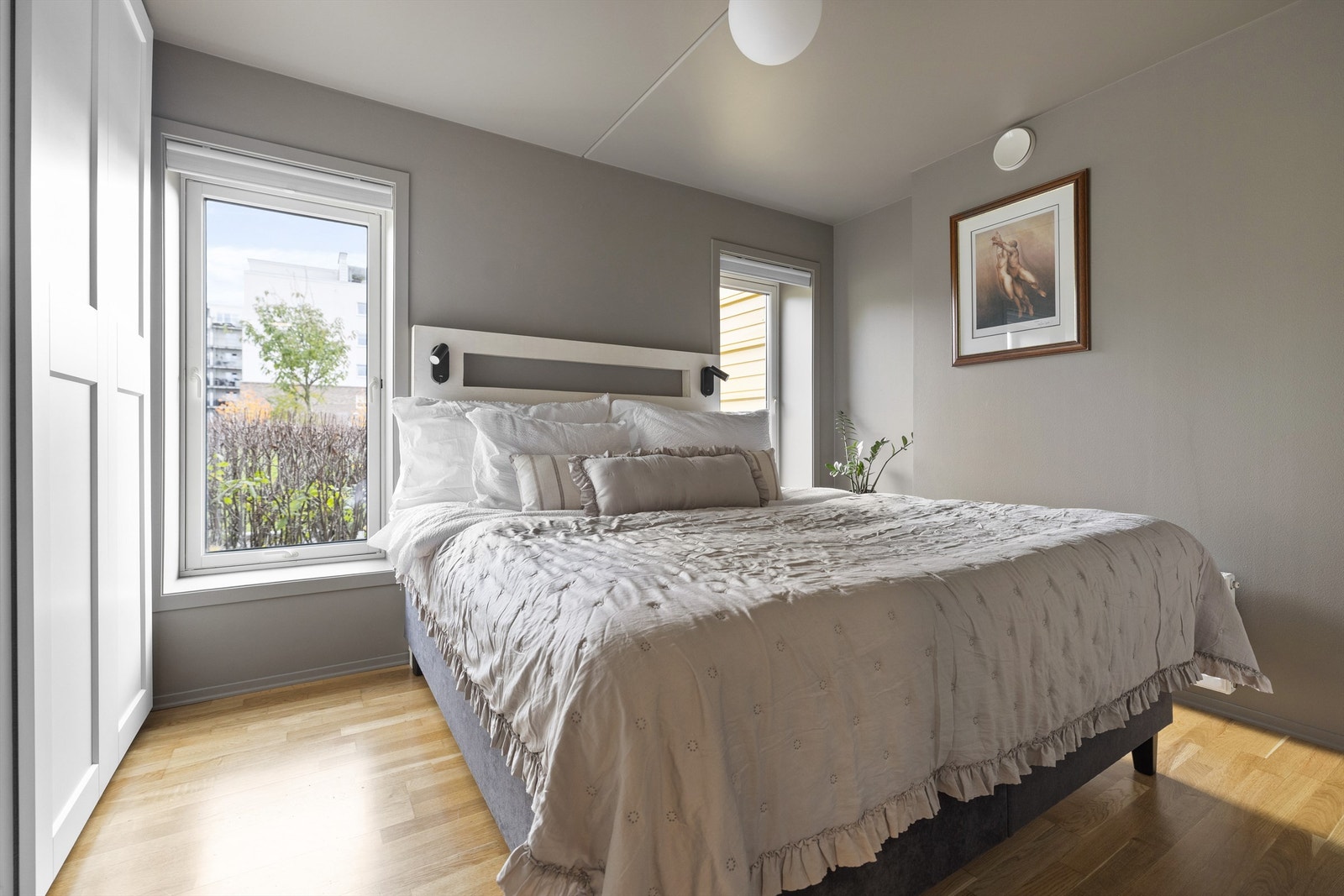 Hovedsoverom med plass til dobbeltseng og nattbord. Garderobeskap med god plass til klær og diverse. Parkett på gulv Galleribilde