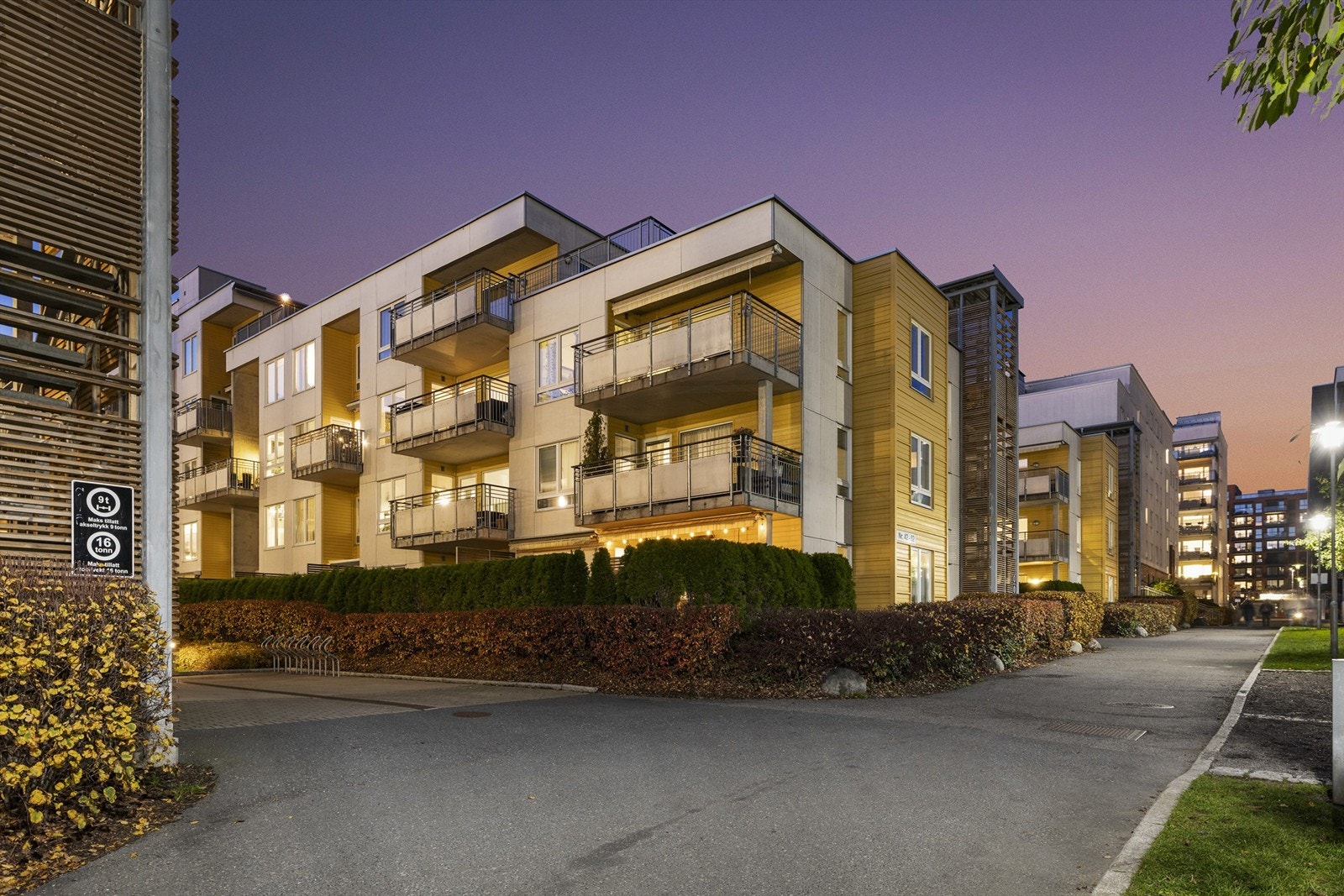 Praktisk beliggenhet rett ved Lørenparken, samt kort vei til butikker, kaféer, spisesteder, offentlig transport, skoler, barnehager m.m. Galleribilde