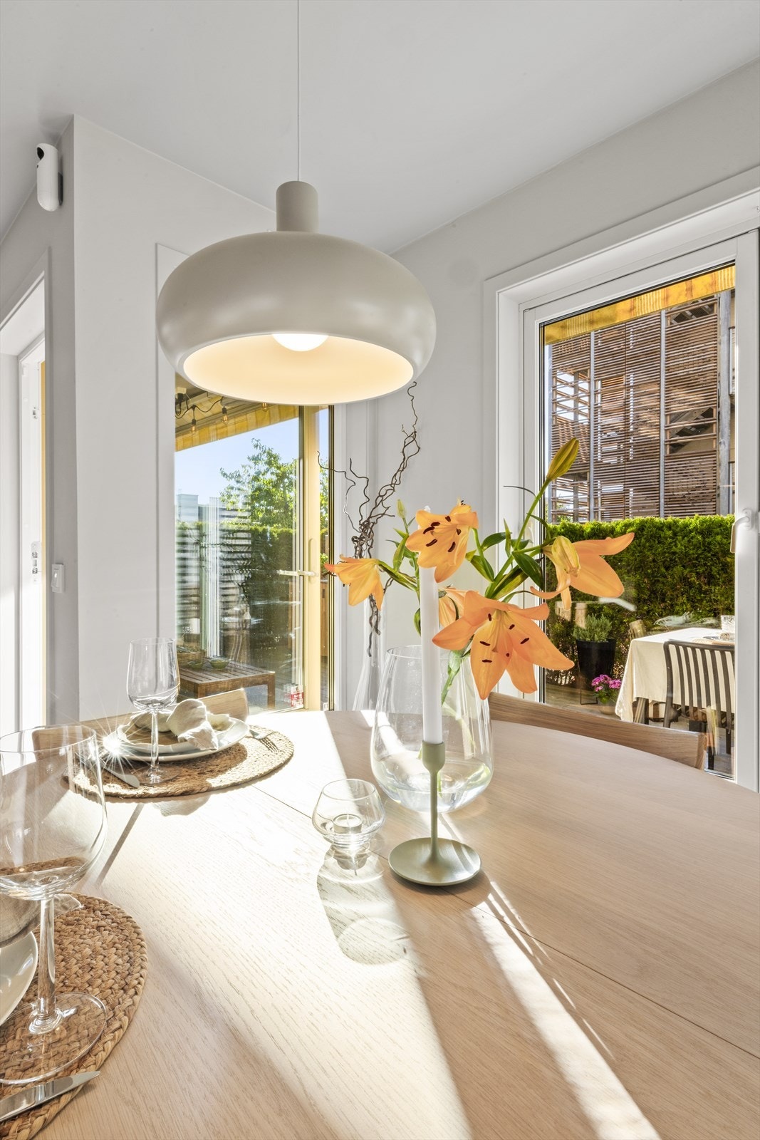 Store vindusflater sørger for rikelig med naturlig lys i stuen Galleribilde