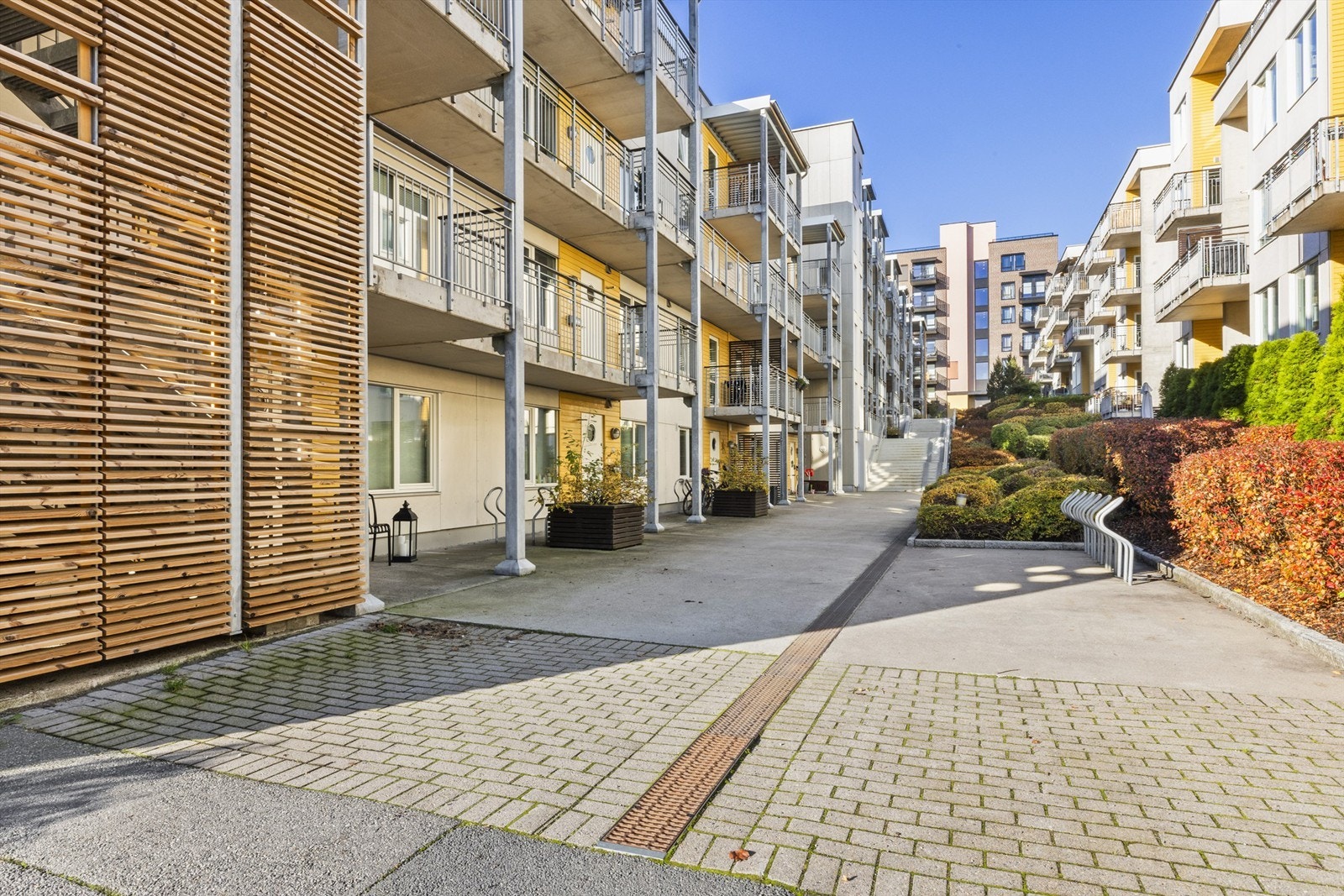 Leiligheten har bruksrett til sportsbod på 6 m², samt garasjeplass med elbil-lader i felles, lukket og videoovervåket garasjeanlegg Galleribilde