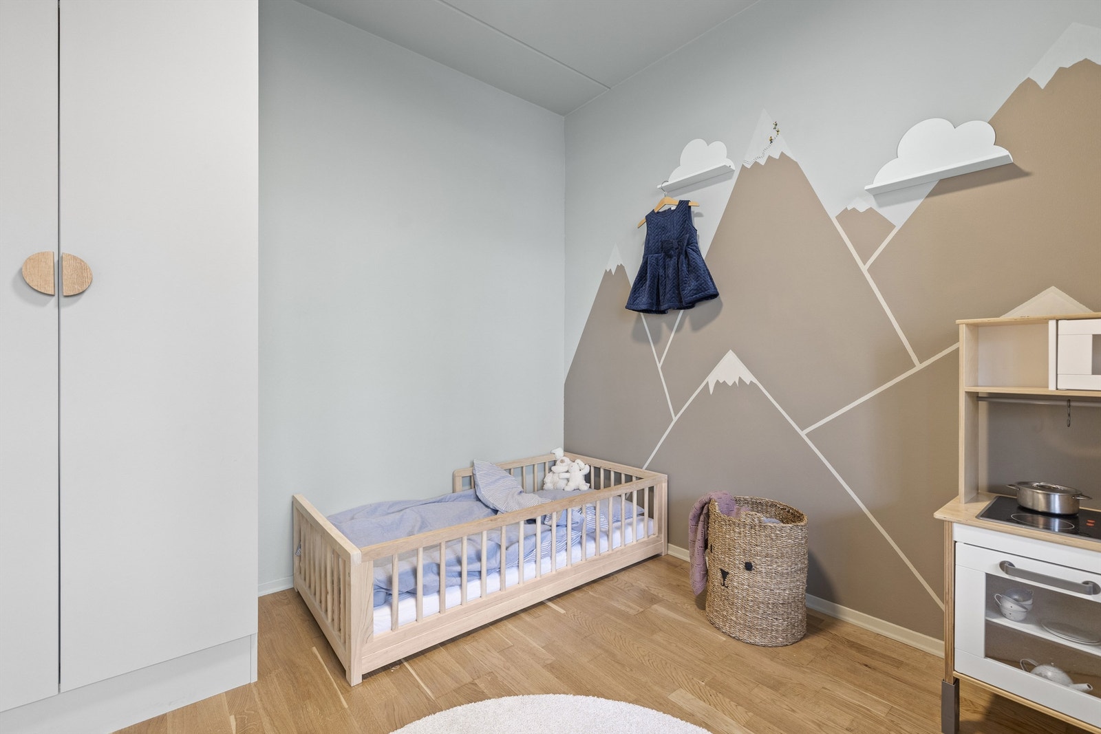 Garderobeskap med plass til klær. Parkett på gulv Galleribilde