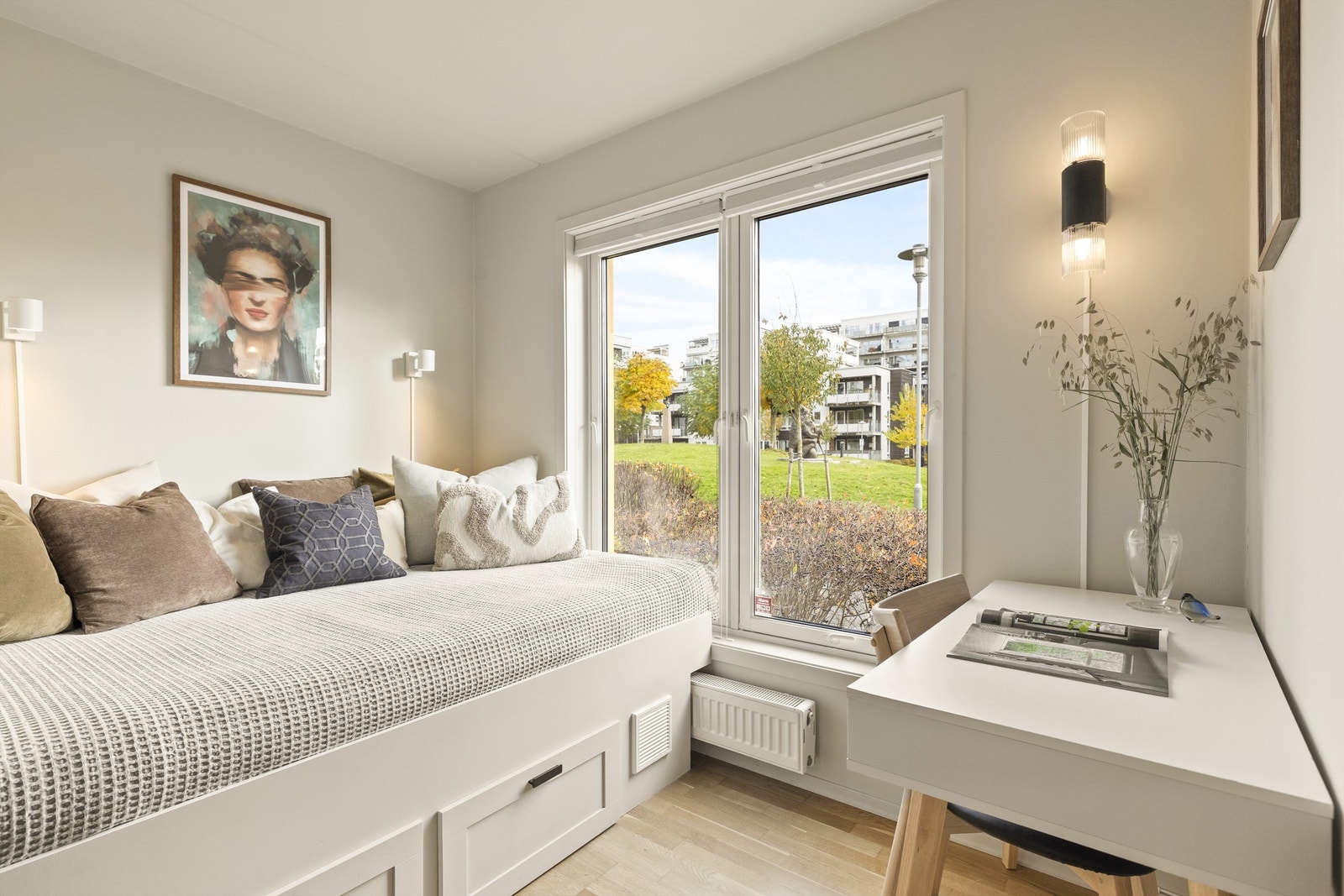 Soverommet har moderne romdeler og plassbygd seng, samt plass til skrivebord og kontorstol. Parkett på gulv Galleribilde