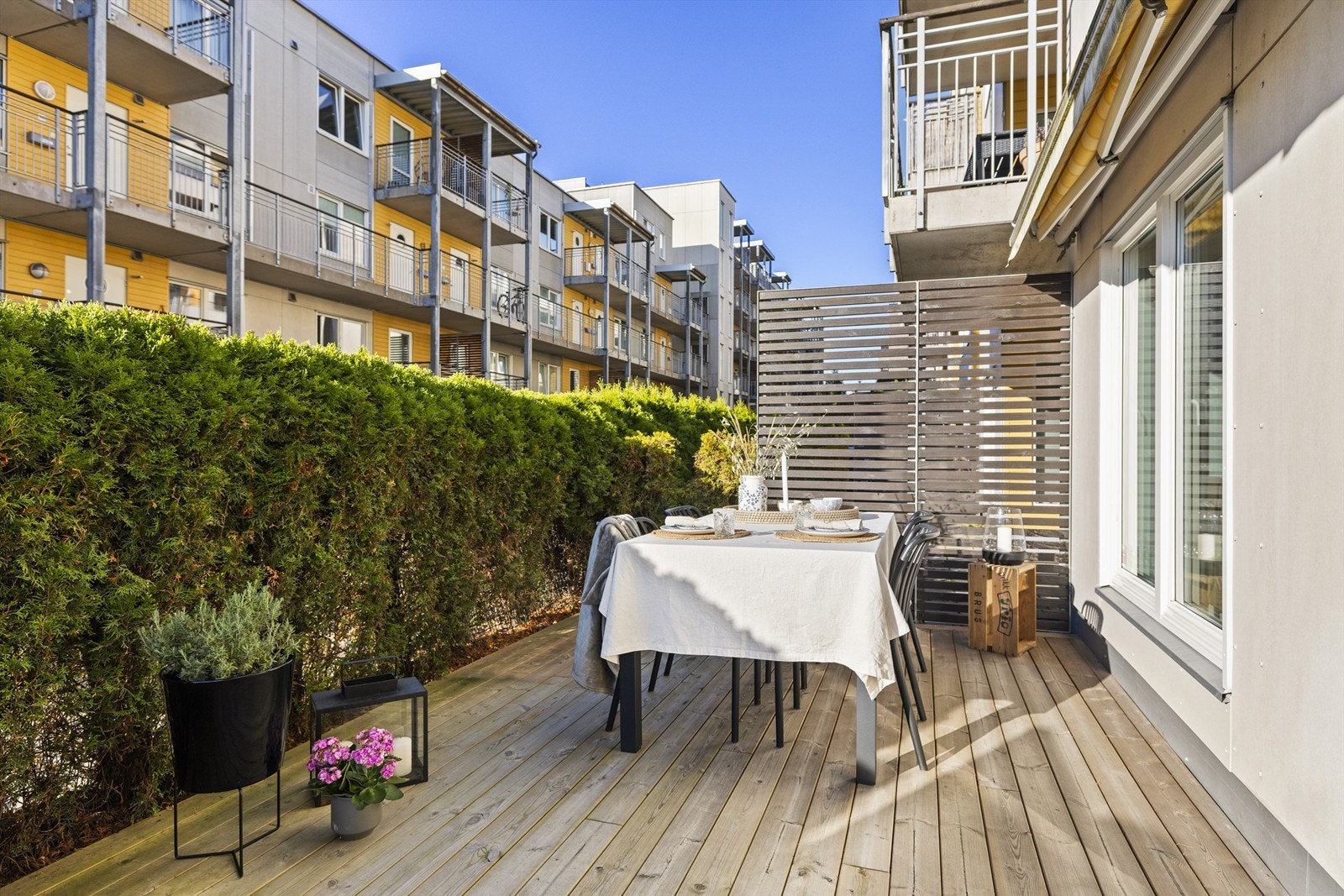 God plass til utemøbler og grill. Her kan man invitere gjester på selskap og her kan barna leke Galleribilde