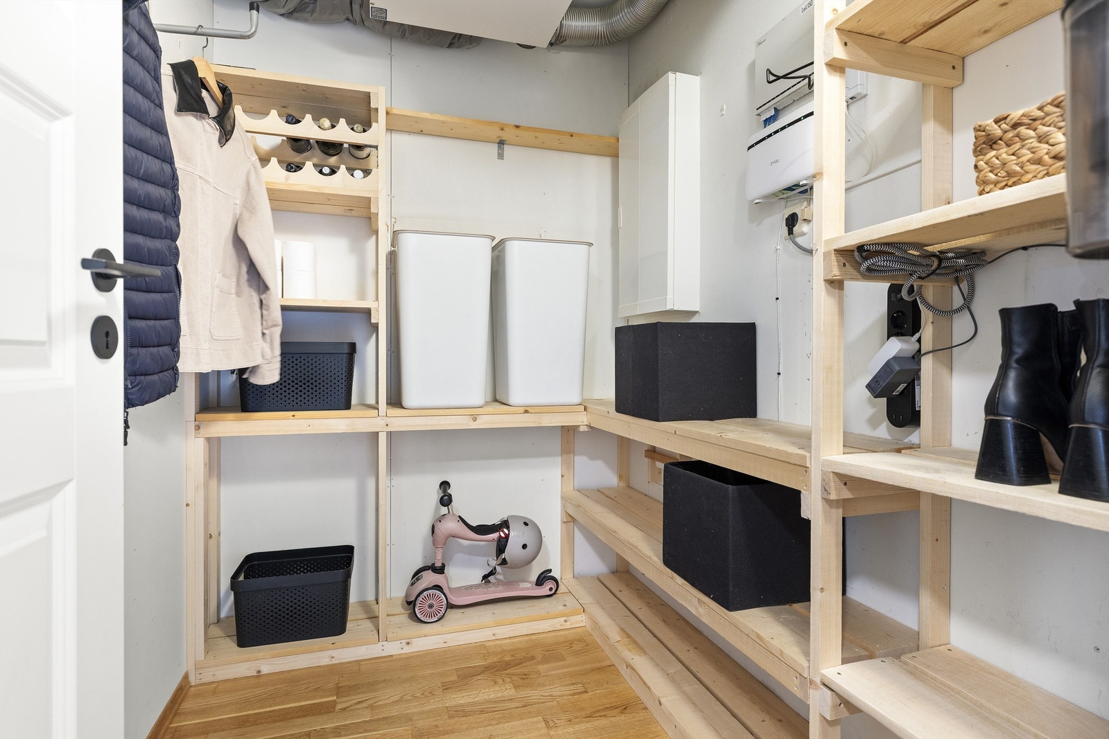 Adkomst til praktisk innvendig bod med plass til oppbevaring av diverse Galleribilde