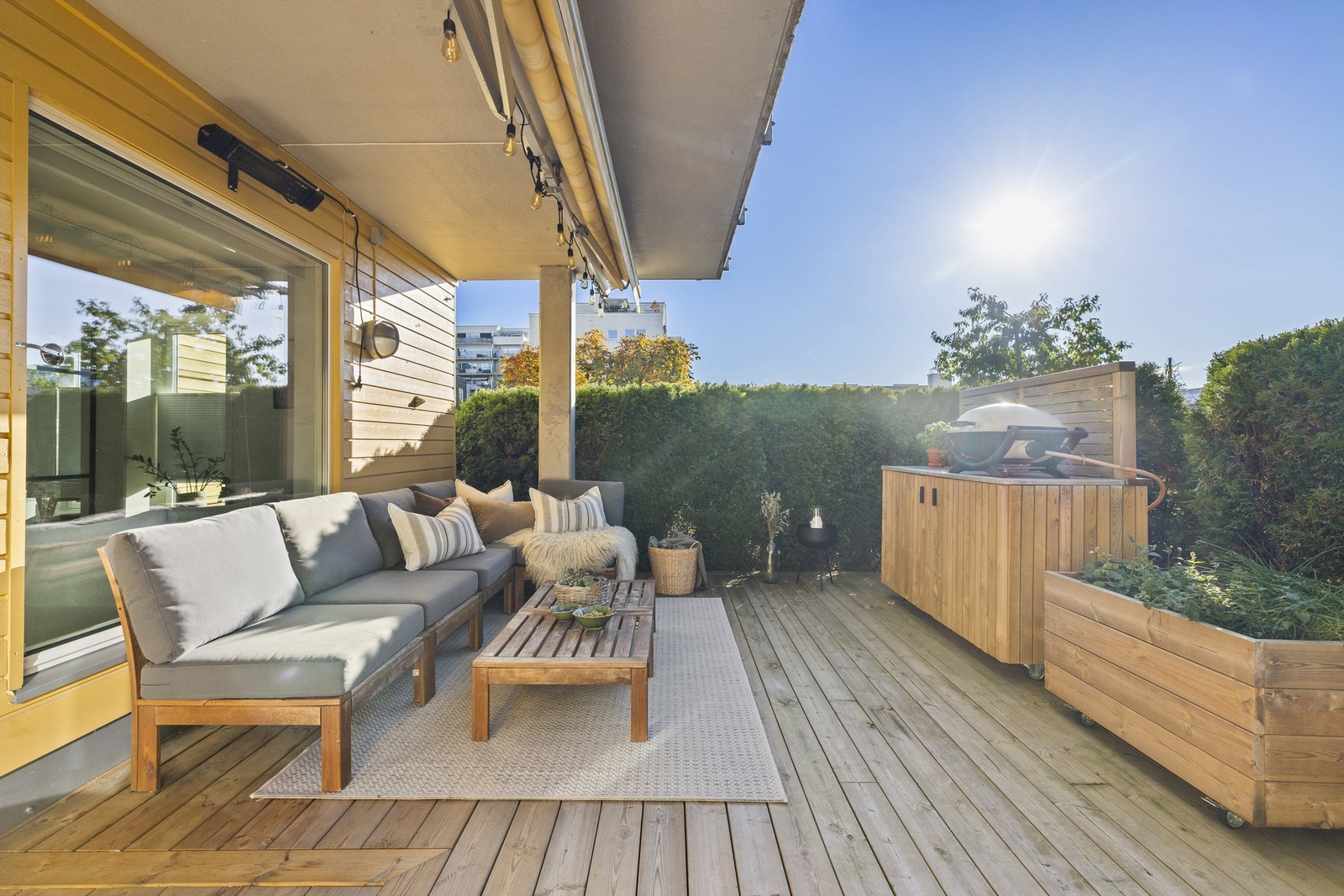 Selger opplyser om sol på ca. kl. 08.00 - 20.00 fra mai til august og ca. kl. 08.00 - 14.00 på vintertid Galleribilde