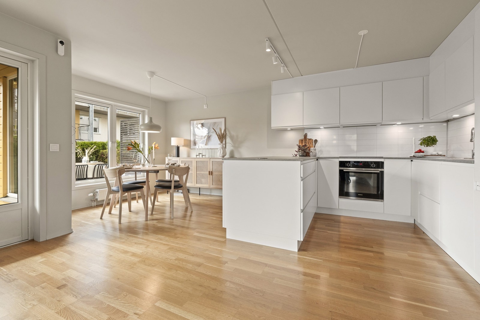 Kjøkken med åpen løsning mot stue Galleribilde