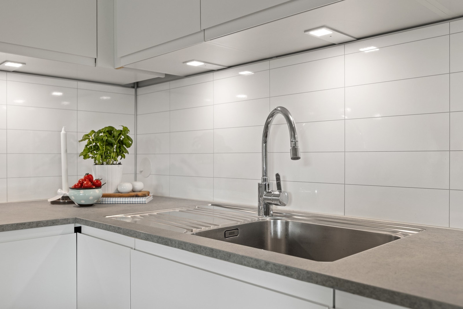 Kjøkkenet består av ventilator i overskap, automatisk lekkasjestopper under oppvaskkum og komfyrvakt. Videre er det planlimt oppvaskkum i rustfritt stål med ett-greps armatur, benkeskapsbelysning under overskap og nedfelte stikkontakter i benkeplater Galleribilde