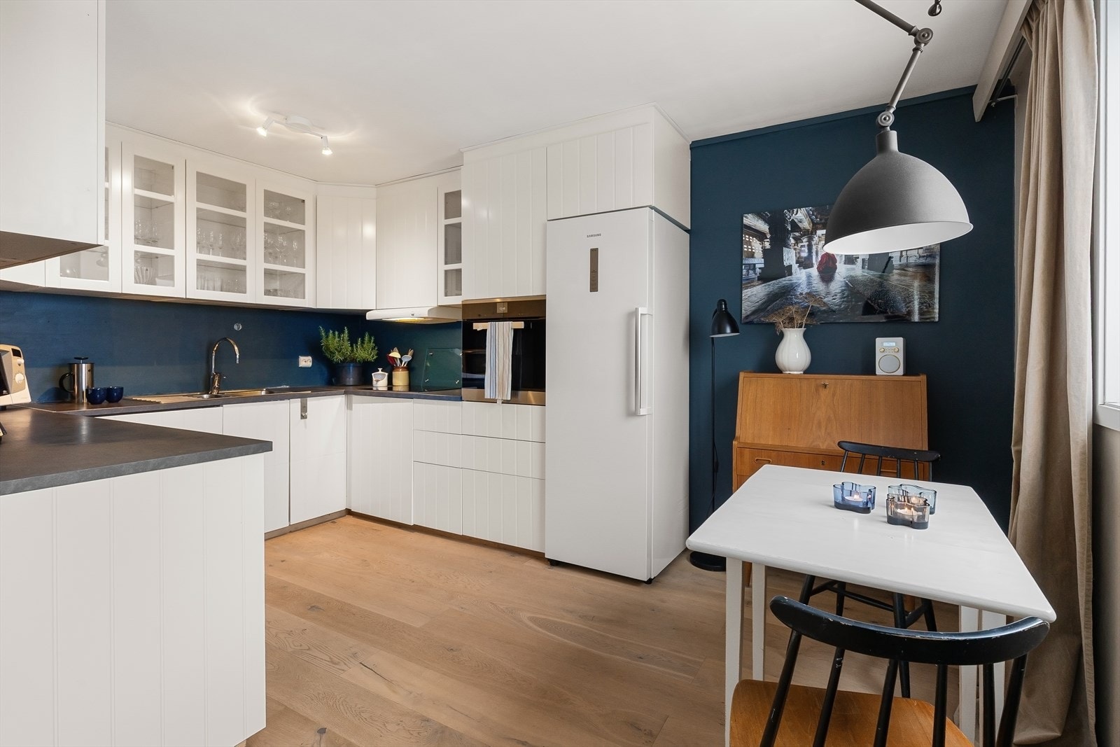 Kjøkkenet er praktisk utformet med innredning langs tre vegger. Galleribilde