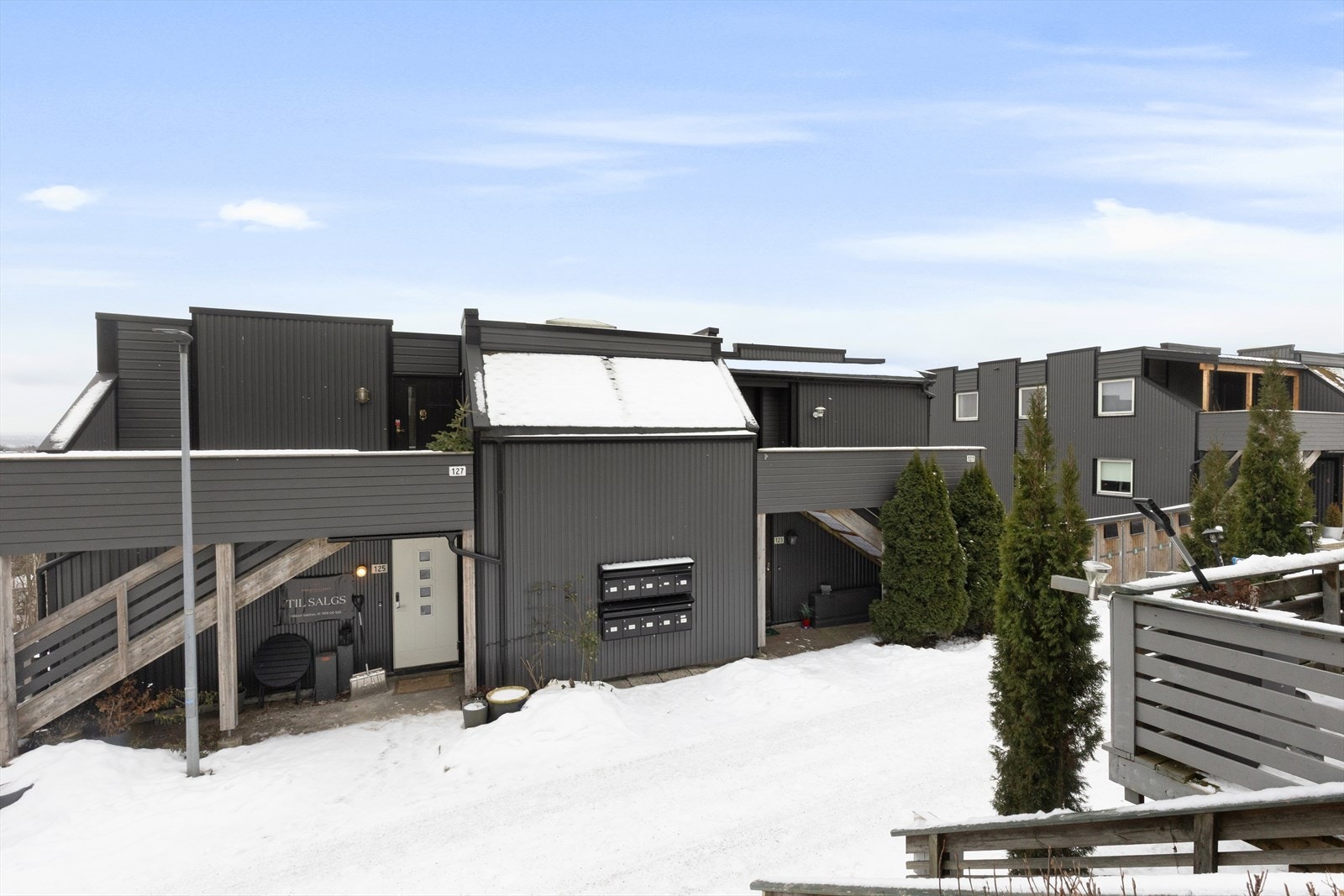 Leiligheten ligger i toppetasjen på enden av bygget med fantastisk utsikt og gode solforhold. Galleribilde