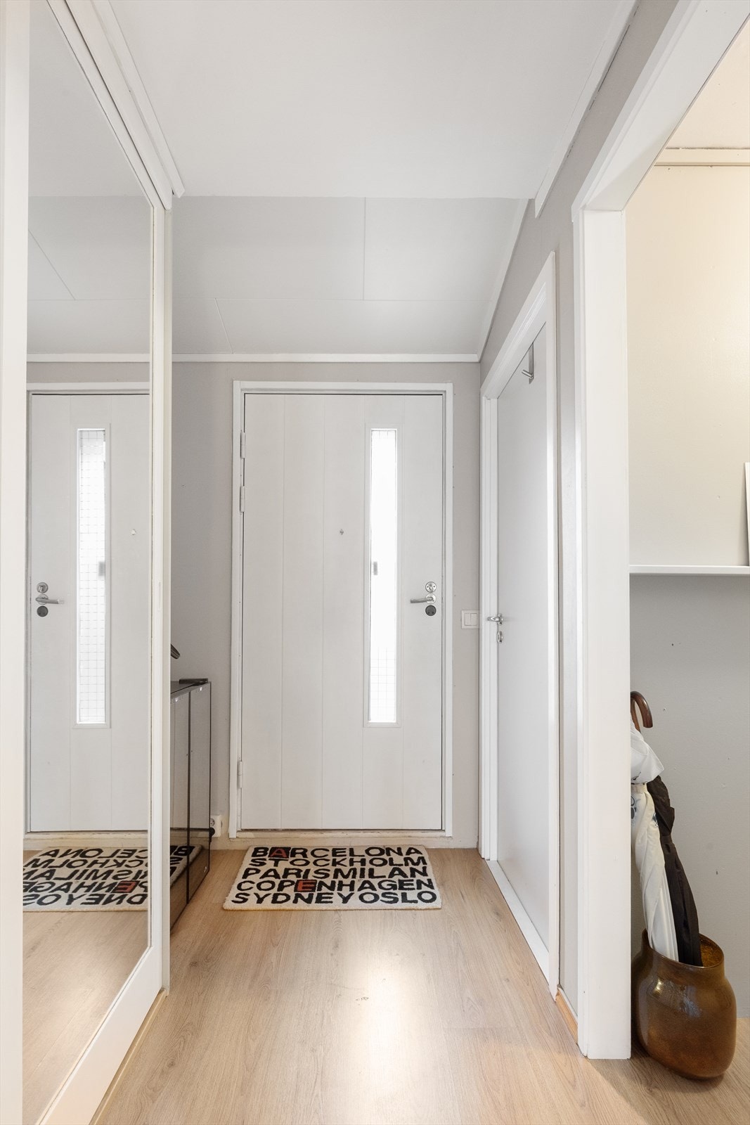 Gang med garderobeskap Galleribilde