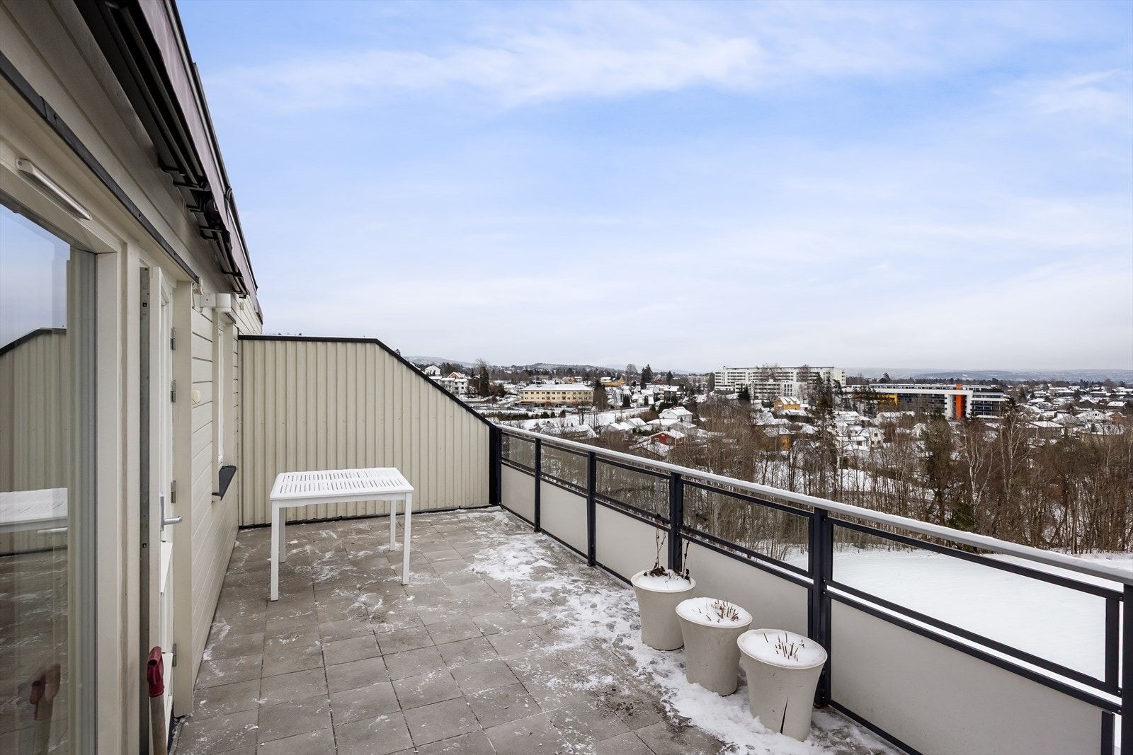 Fra stuen er adkomst til 20 kvm veranda. Galleribilde