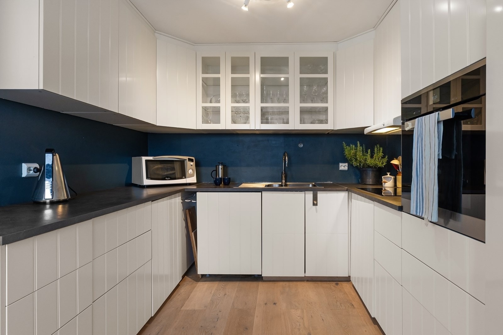 Utstyrt med kjøleskap, oppvaskmaskin, platetopp, stekeovn samt vannstoppsystem. Galleribilde