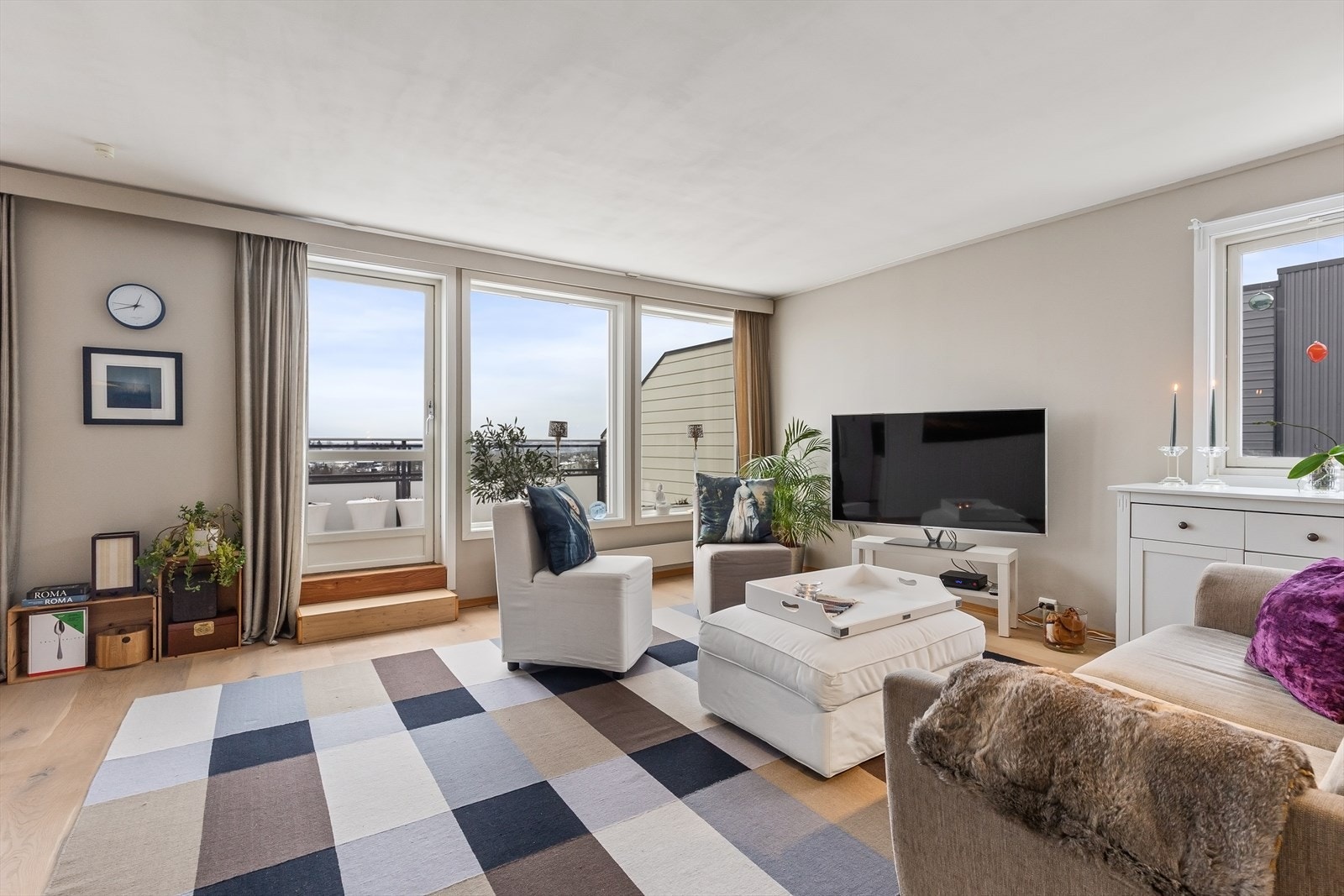 Lys og åpen stue med 1-stavs parkett. Galleribilde