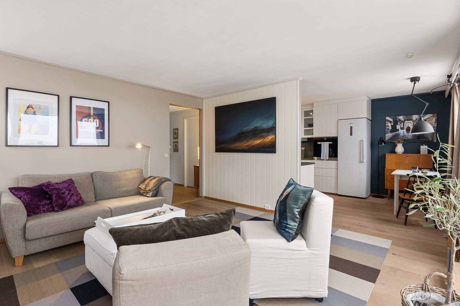 Stuen ligger i delvis åpen løsning med kjøkkenet. Galleribilde