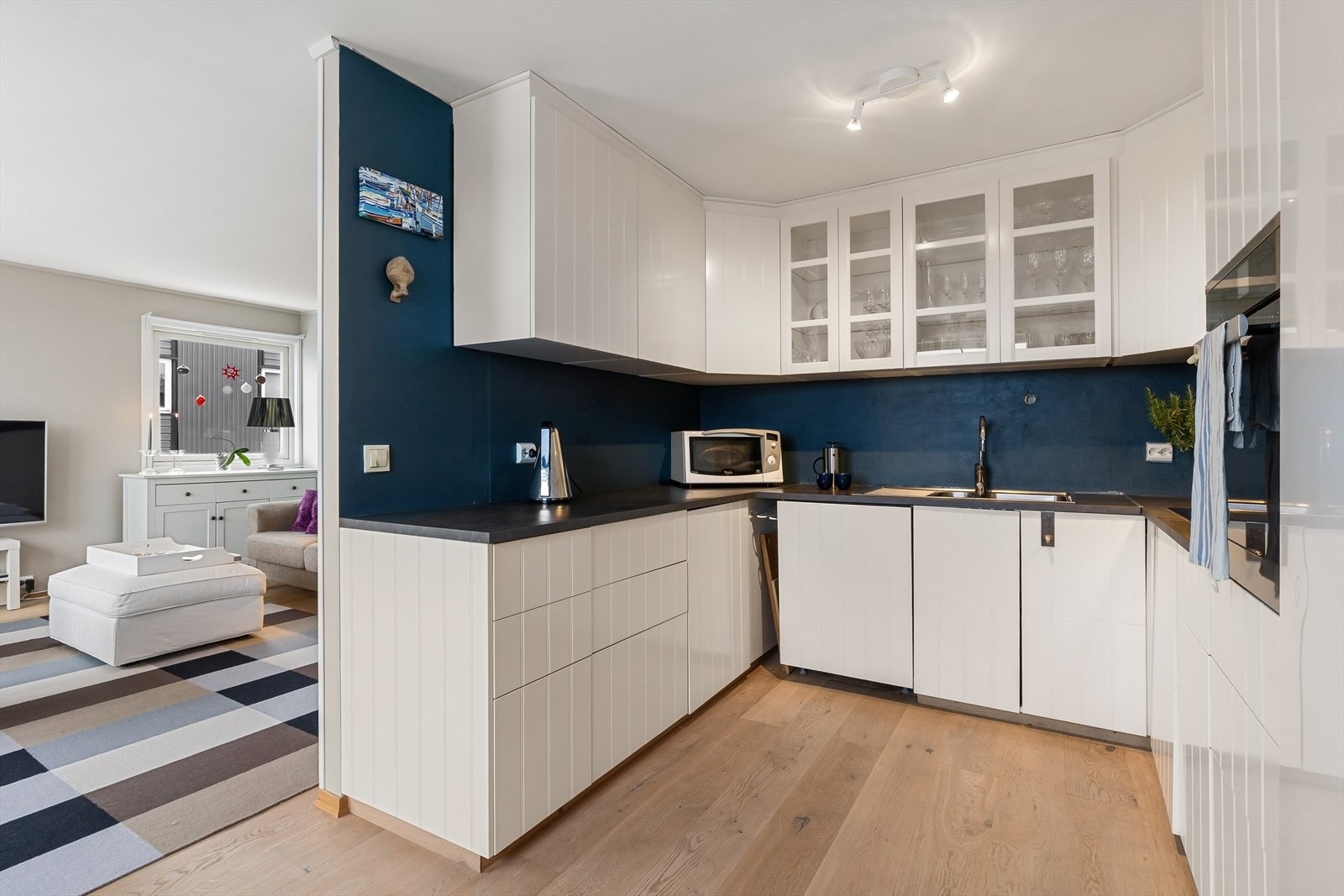 Profilerte fronter og laminat benkeplate. Galleribilde