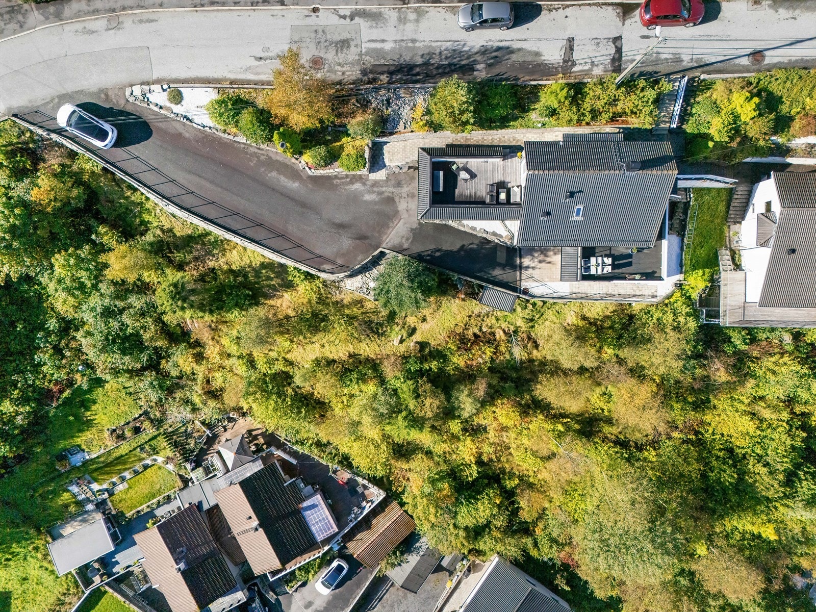 Terrenget gir tomten et luftig preg og bidrar til utsikt samtidig som murene sørger for stabile flater og god utnyttelse av arealet. Galleribilde