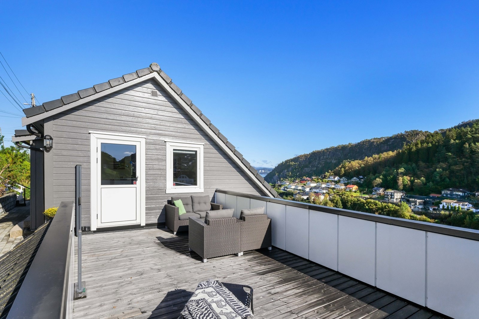 Herfra er det også utgang til en nydelig terrasse hvor man kan nyte finværsdagene. Galleribilde