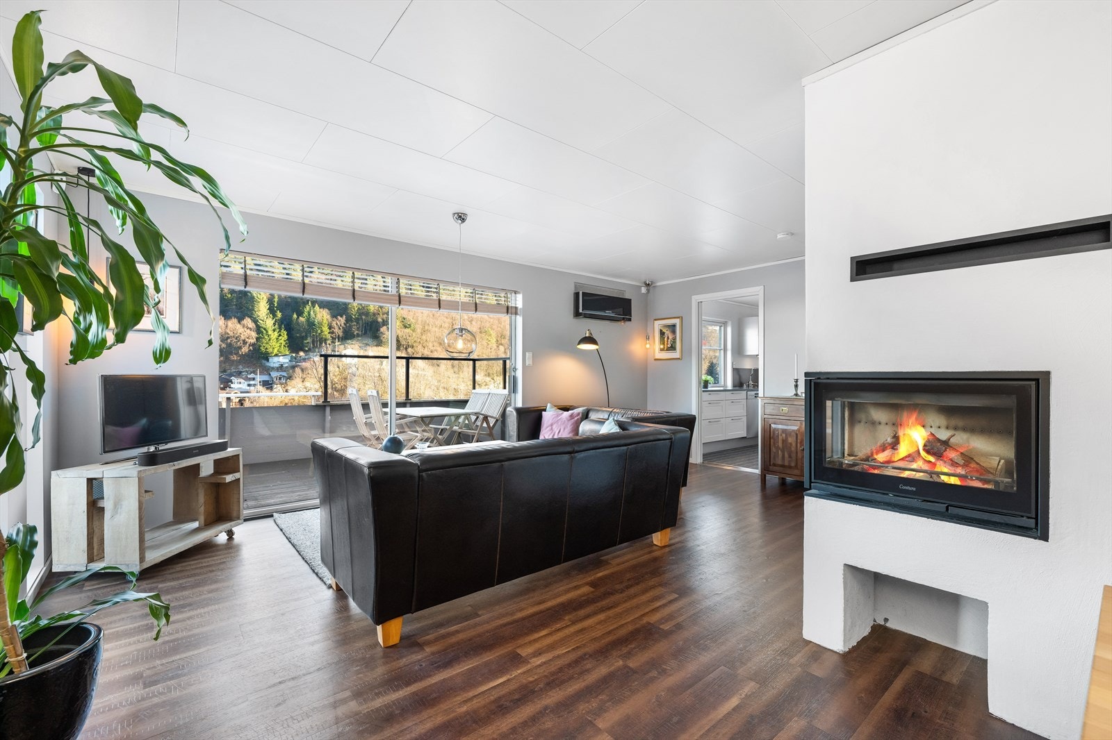 I stuen er det hyggelig peisovn som varmer godt på kalde dager. Galleribilde