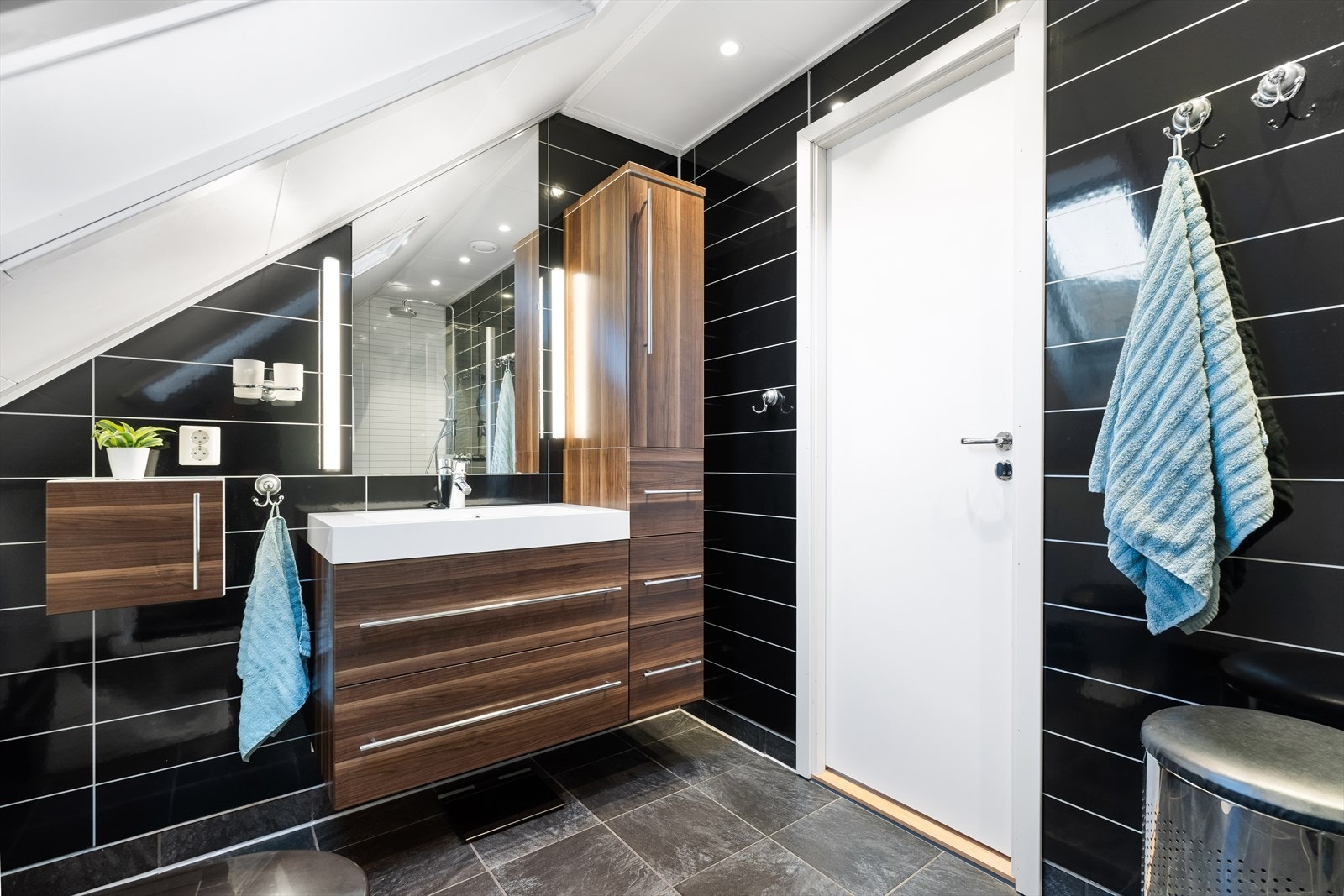 Praktisk baderom med godt med skap og skuffeseksjoner. Galleribilde