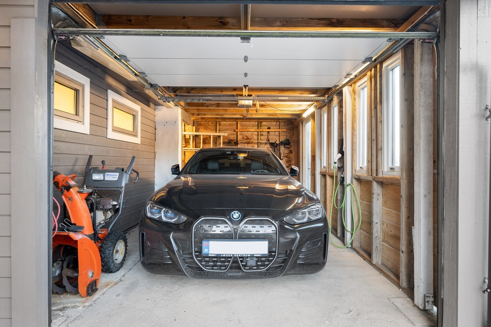 Garasje med god plass til bil og diverse utstyr. Galleribilde