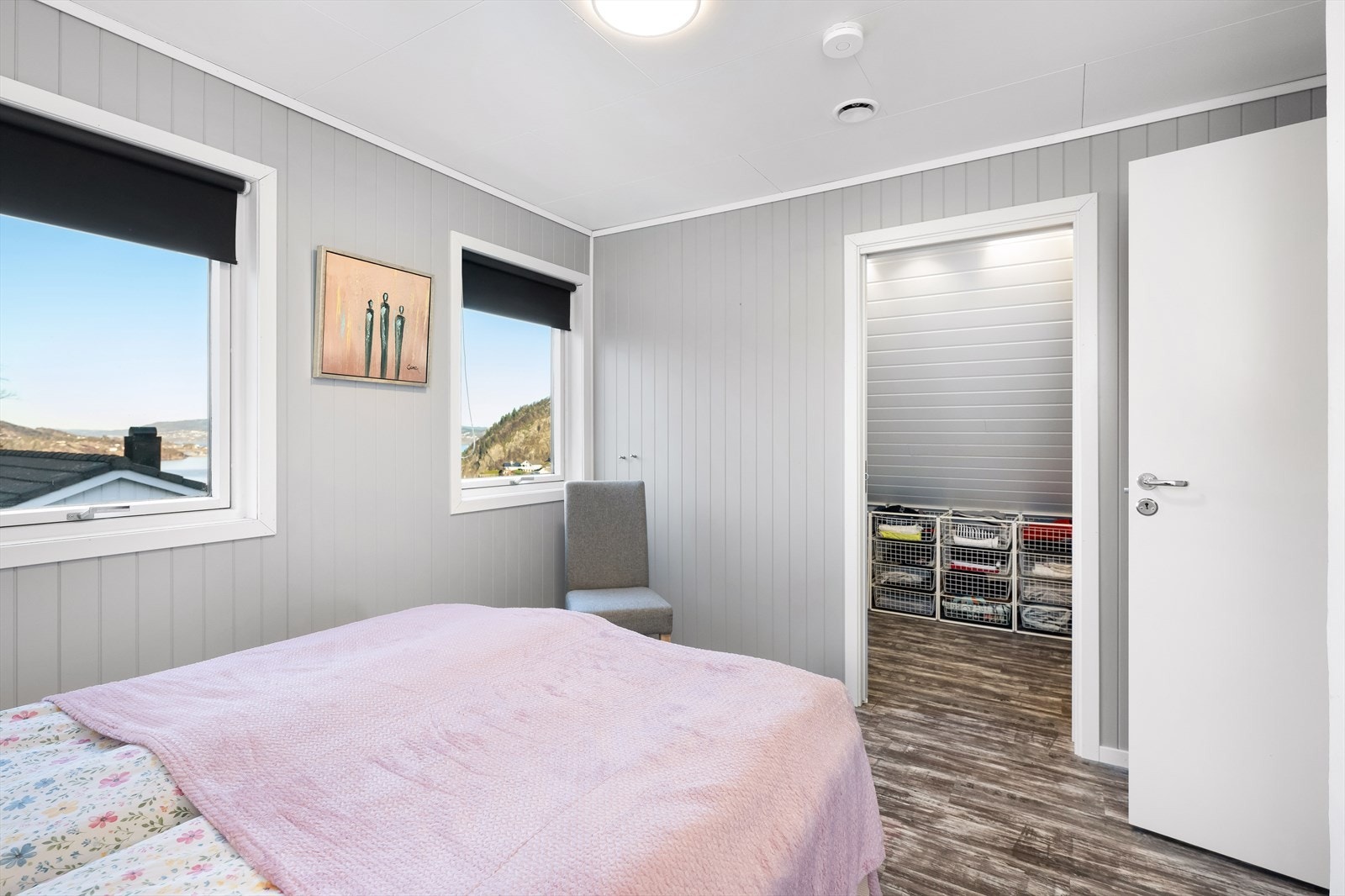 Egen walk-in garderobe med rikelig oppbevaringsplass. Galleribilde