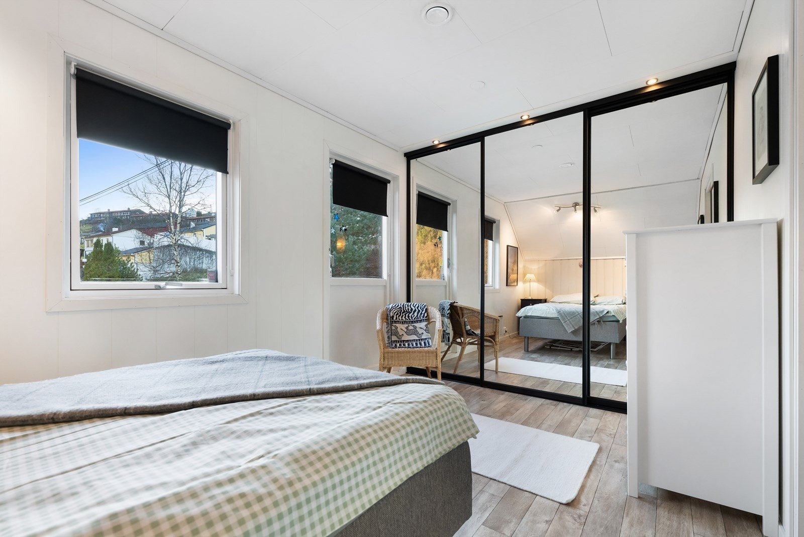 Et av soverommene i 2. etg. Godt med skapplass. Galleribilde