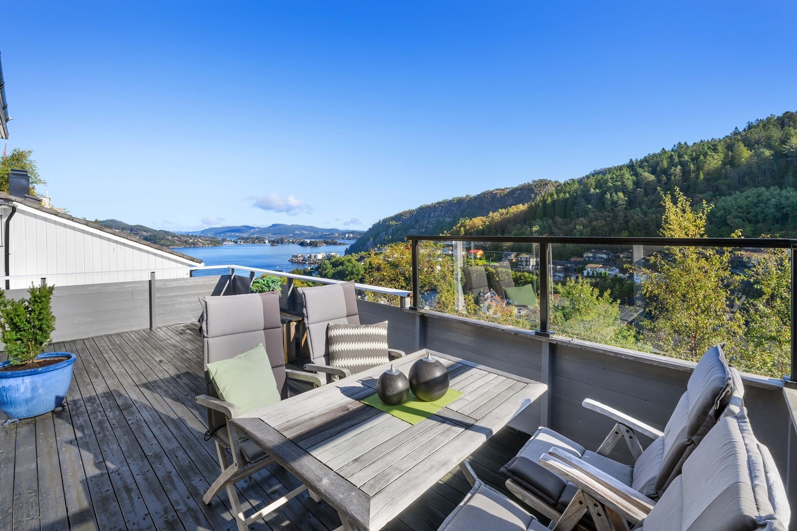 Flott utsikt mot Byfjorden, Ytre Sandviken og Tertnes - en utsikt som virkelig setter prikken over i-en. Galleribilde