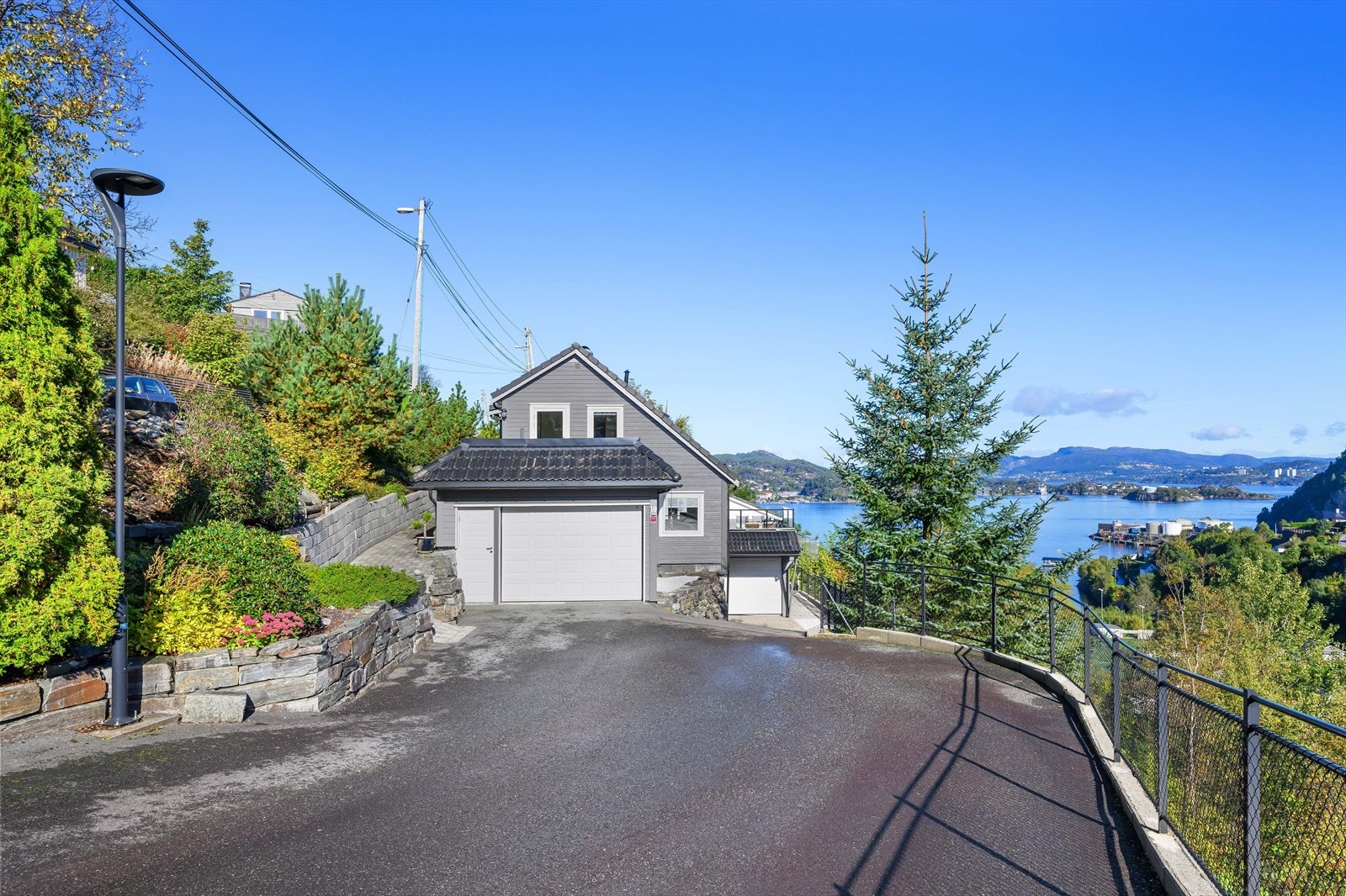 To garasjeparkeringer på eiendommen. Galleribilde