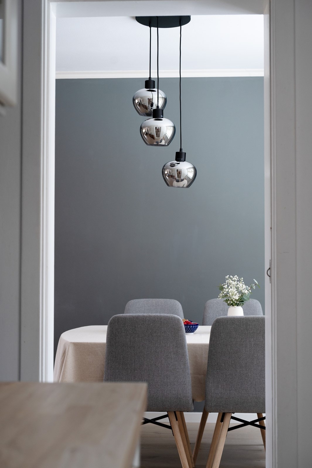 Separat kjøkken med praktisk åpning mot spisesonen skaper en sosial og funksjonell løsning - perfekt for både hverdagsliv og gjester. Galleribilde