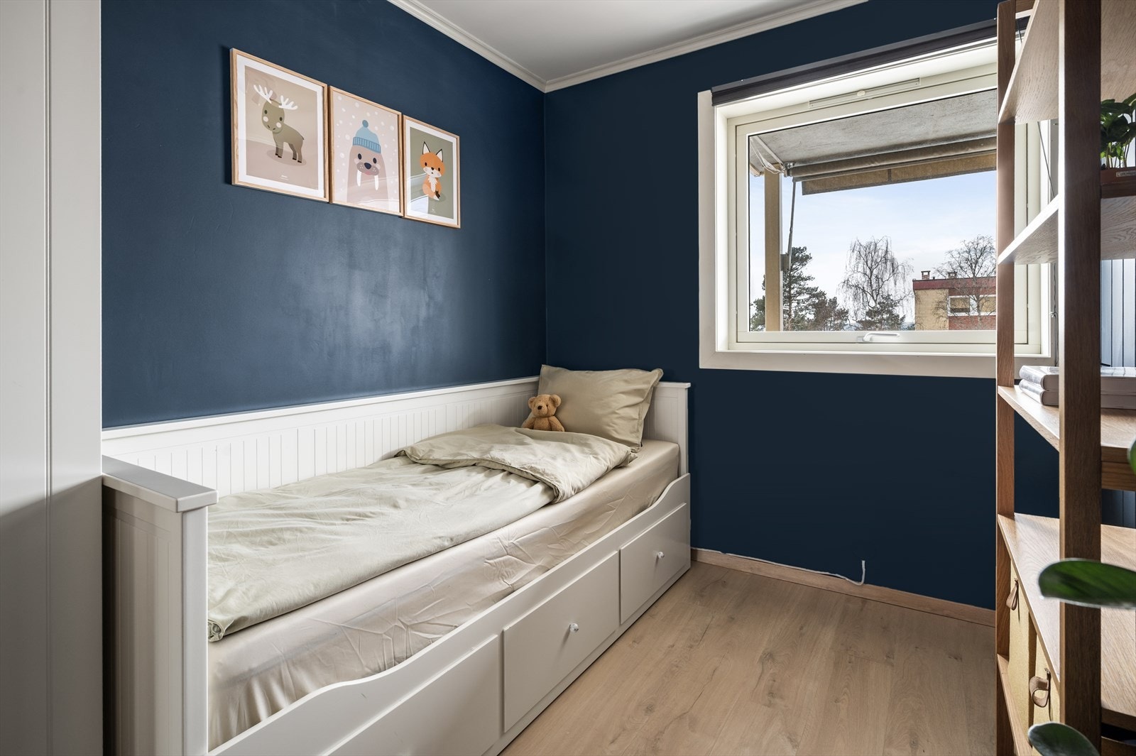 Det andre soverommet er også av god størrelse med plass til seng, tilhørende møblement og eventuelt et skrivebord. Galleribilde