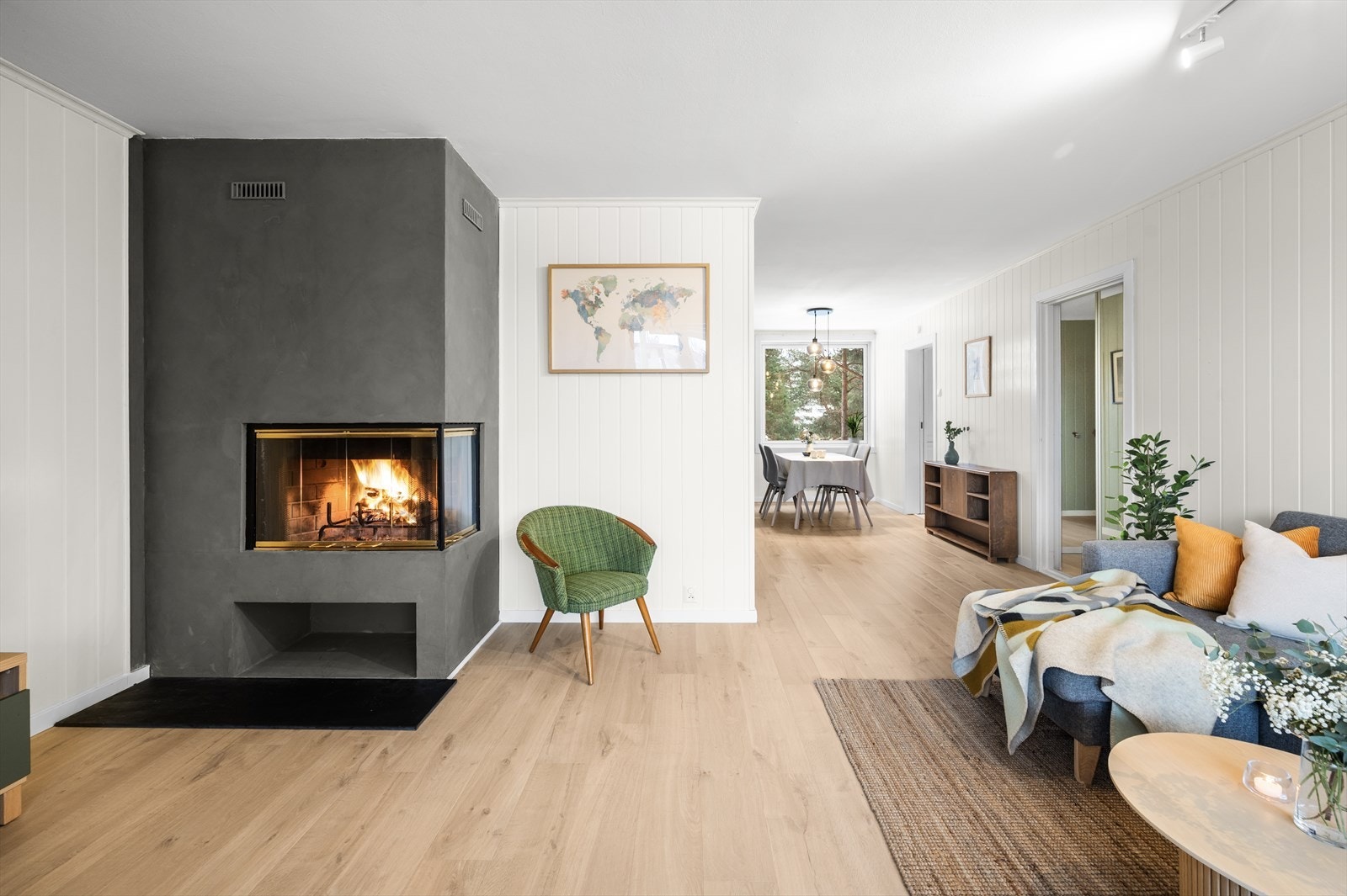 Leiligheten byr på en lys og innbydende stue som blir boligens naturlige samlingspunkt. Galleribilde