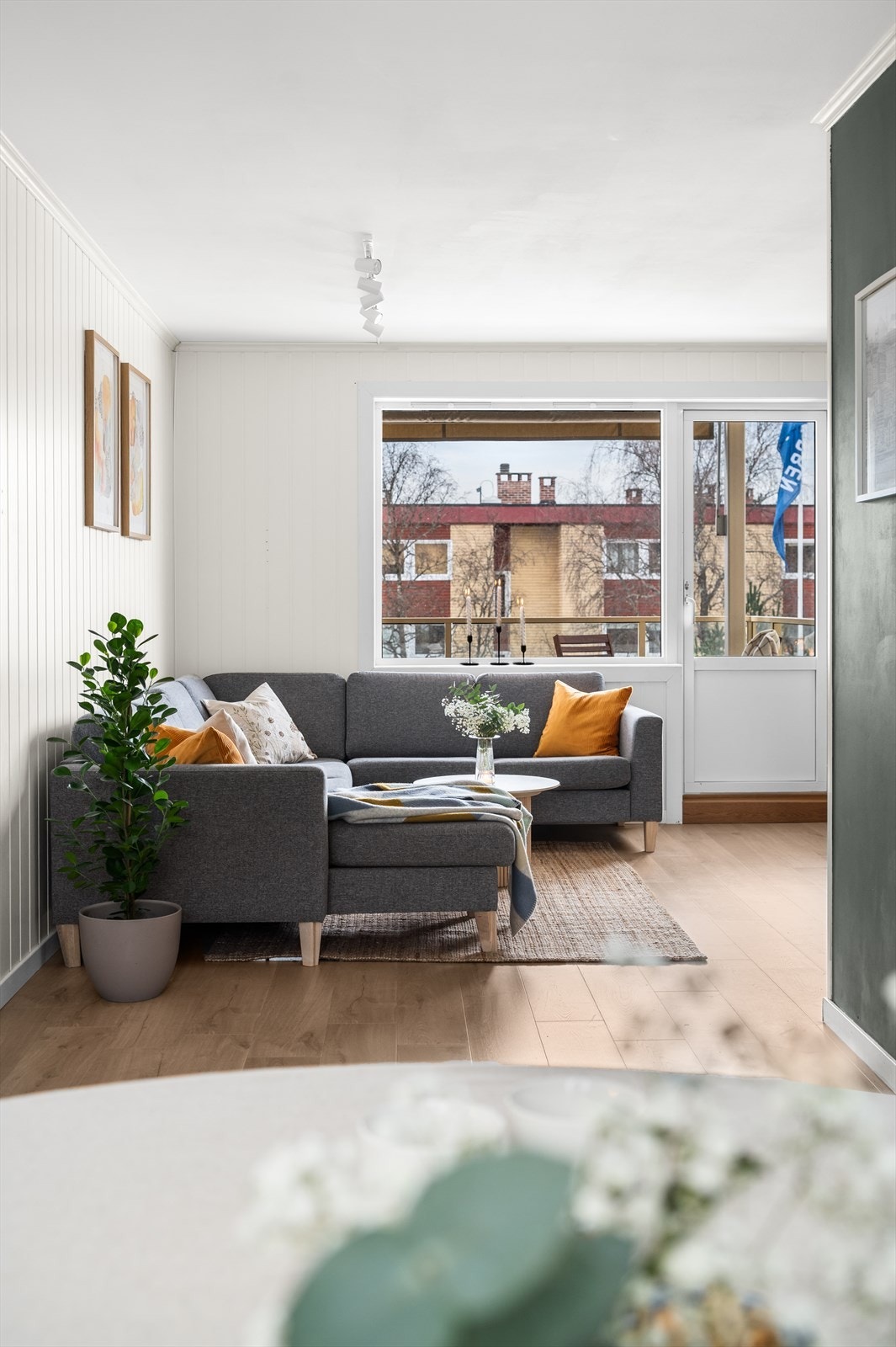 Gjennomgående planløsning med lys inn fra både øst og vest gir boligen en luftig og innbydende atmosfære. Galleribilde