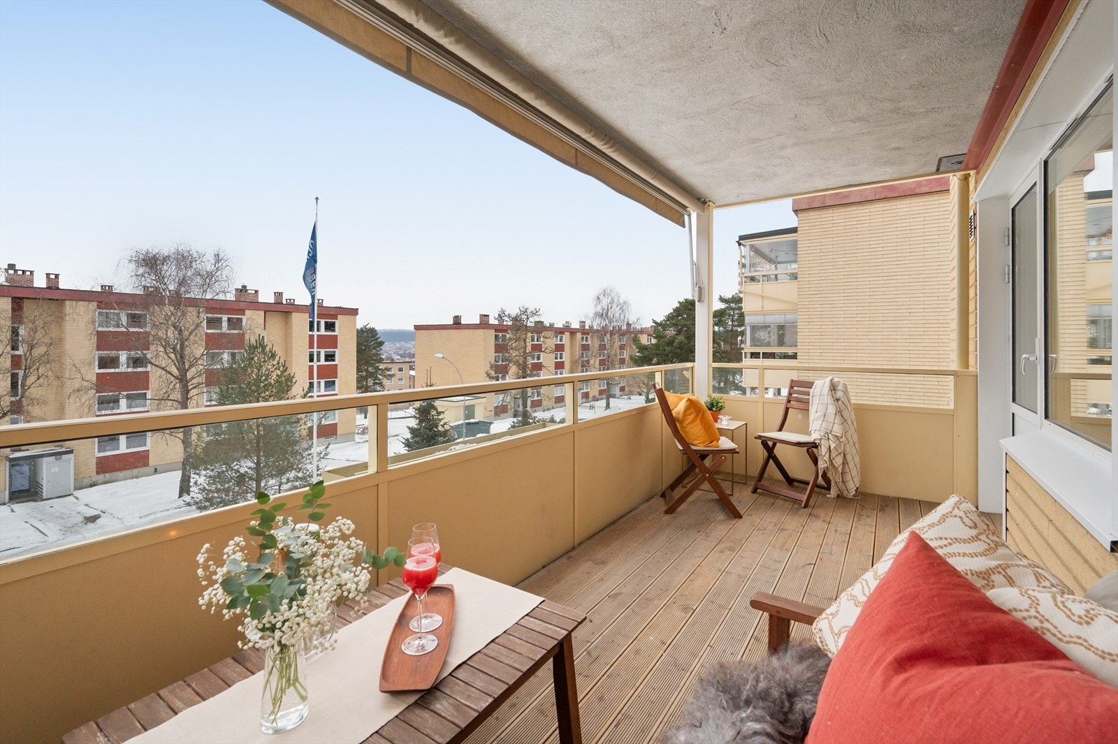 En overbygget balkong gir god beskyttelse mot regn, snø og sterk sol, slik at uteplassen kan brukes gjennom flere årstider. Galleribilde