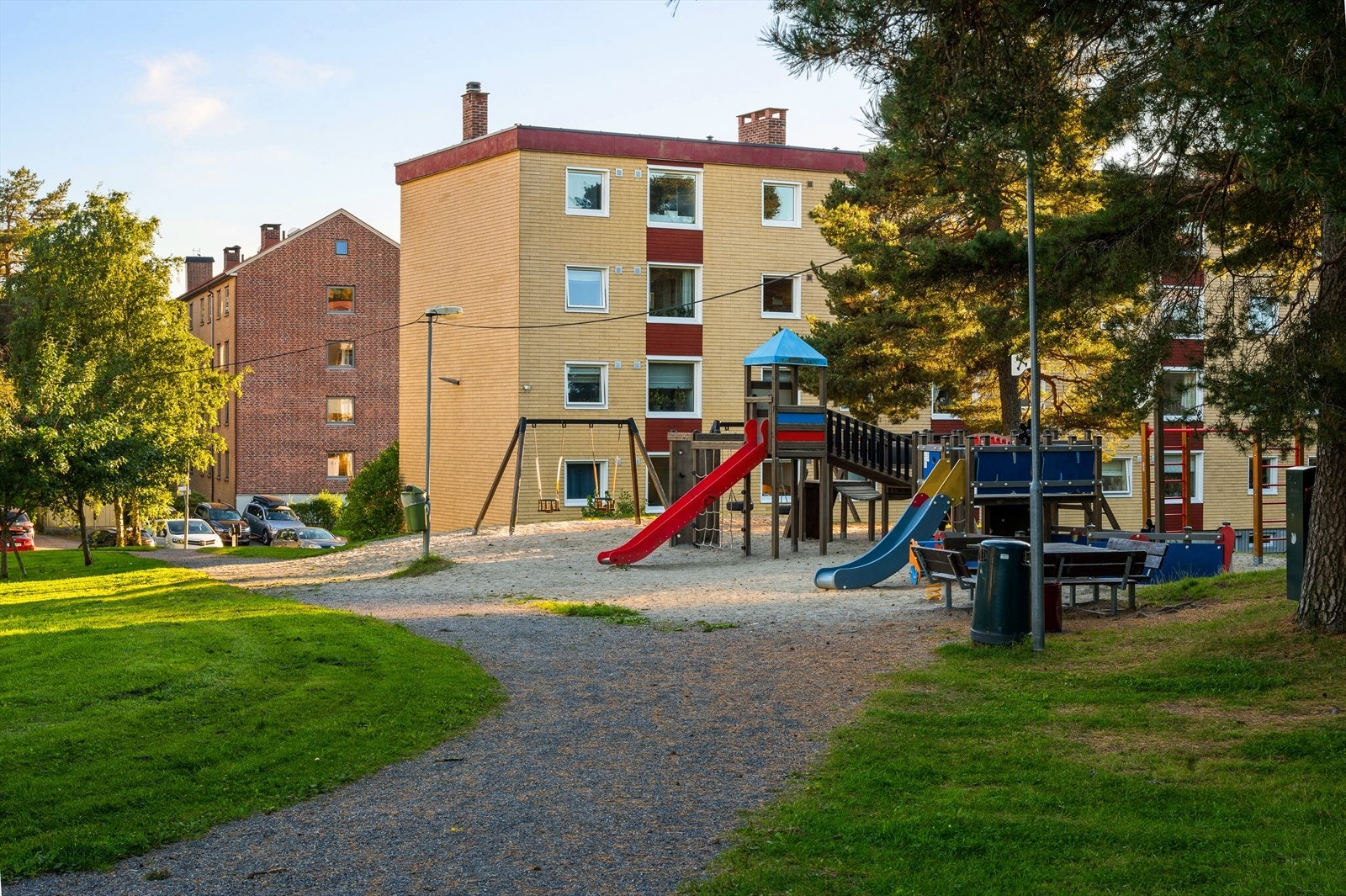 Borettslaget har populære lekeplasser mellom blokkene. Galleribilde