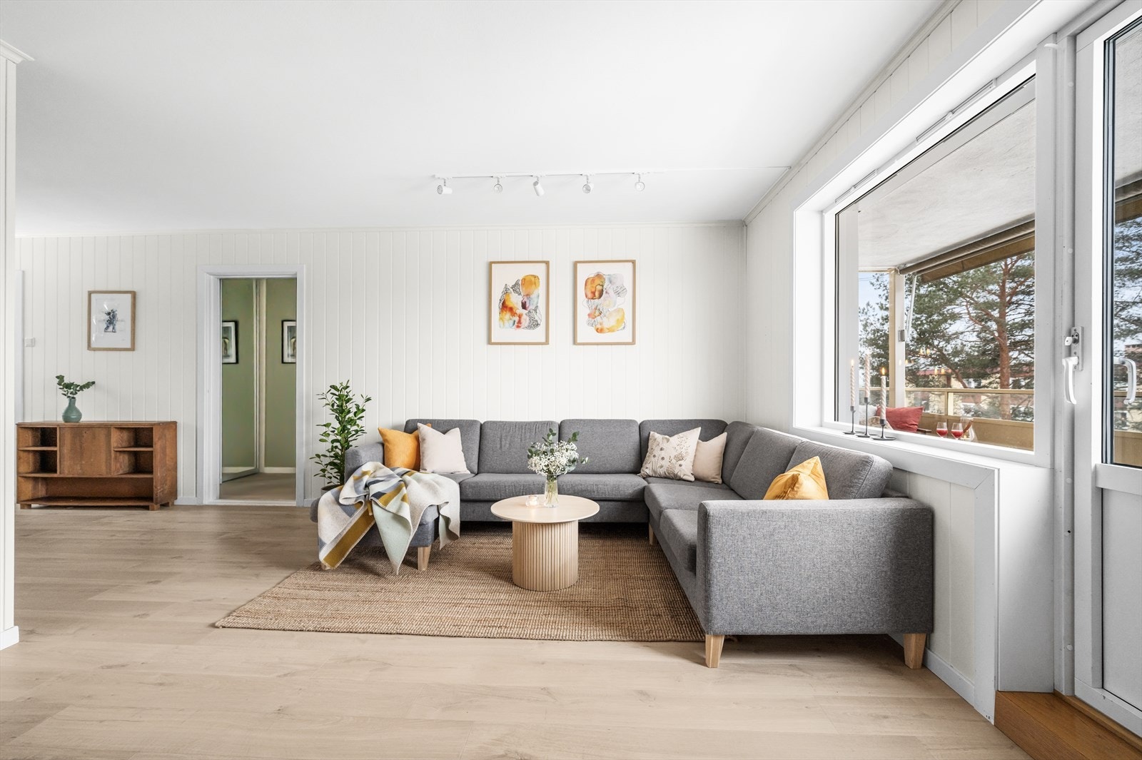 Leiligheten fremstår som innbydende med bruk av en lys fargepalett på vegger og lyst laminatgulv. Galleribilde