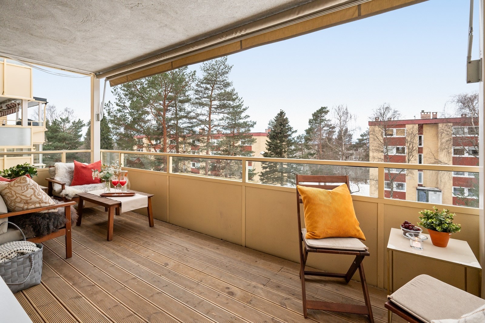 Fra stue er det også direkte utgang til en solrik (vestvendt) balkong på 11 kvm. Galleribilde