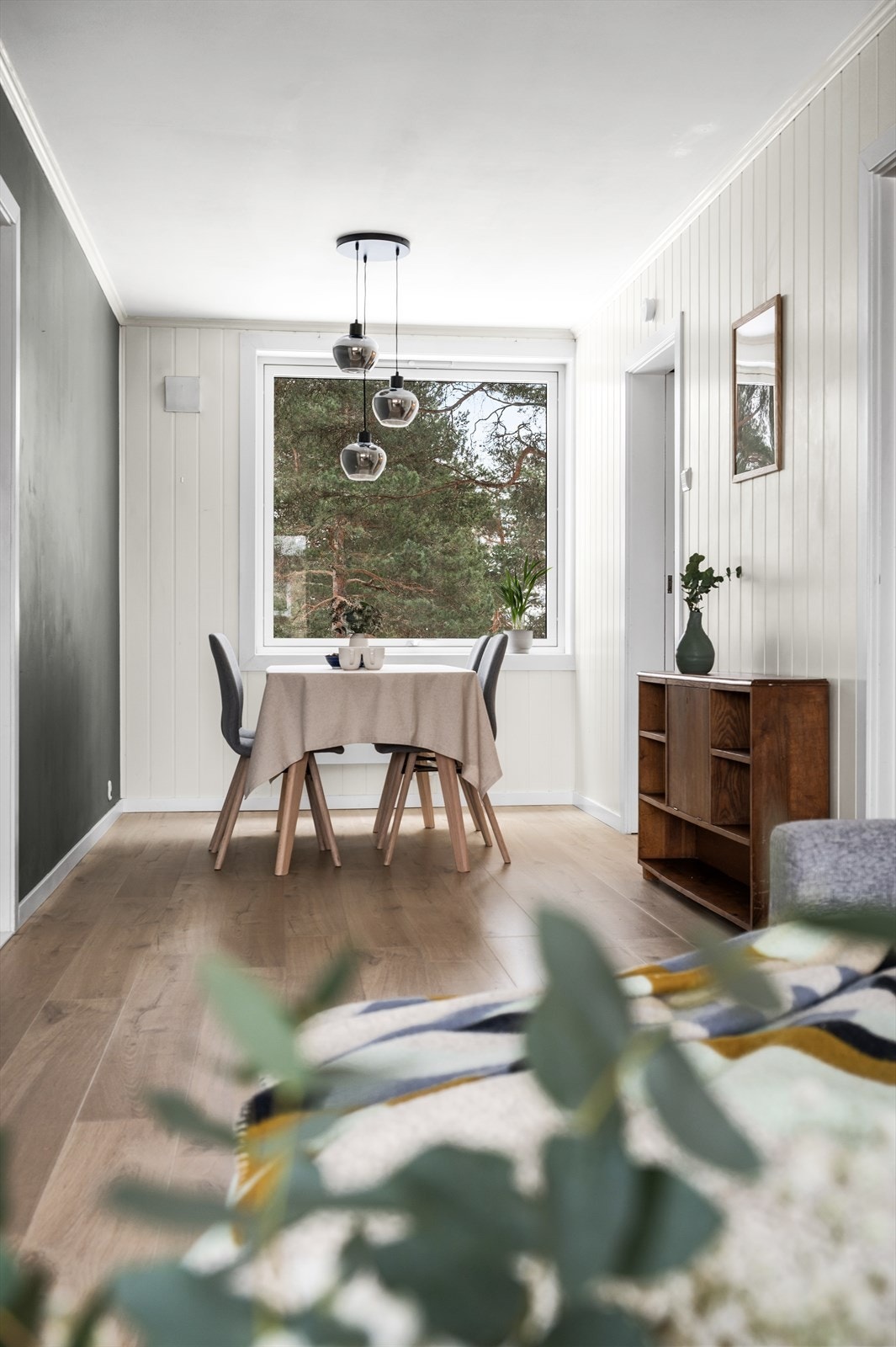 I rommet er det plass til både sofa- og spisegruppe hvor familie og venner kan nyte både avslappende og sosiale stunder. Galleribilde