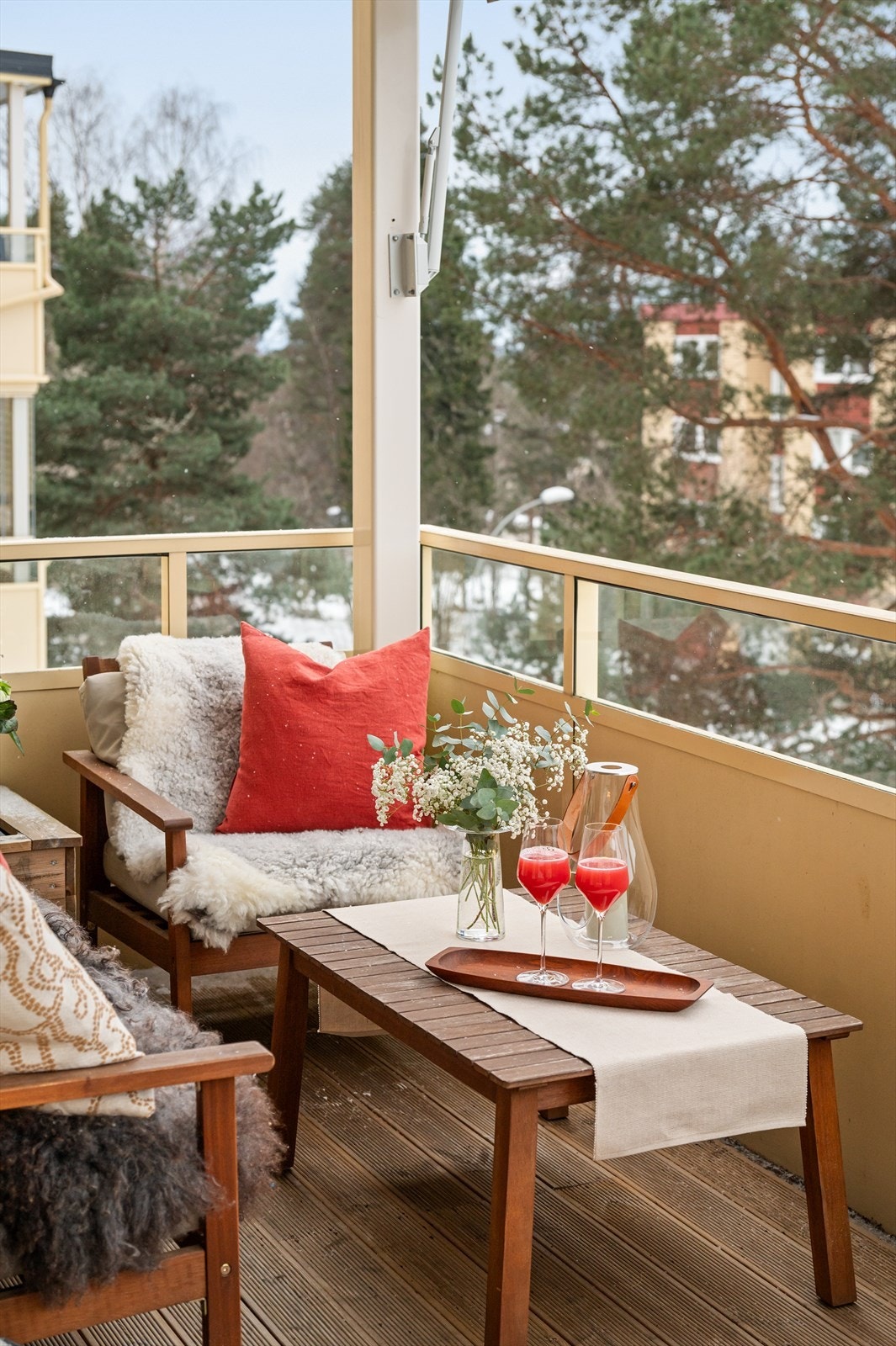 Balkongen fungerer som en fin forlengelse av stuen i vår, sommer og høsthalvåret. Galleribilde