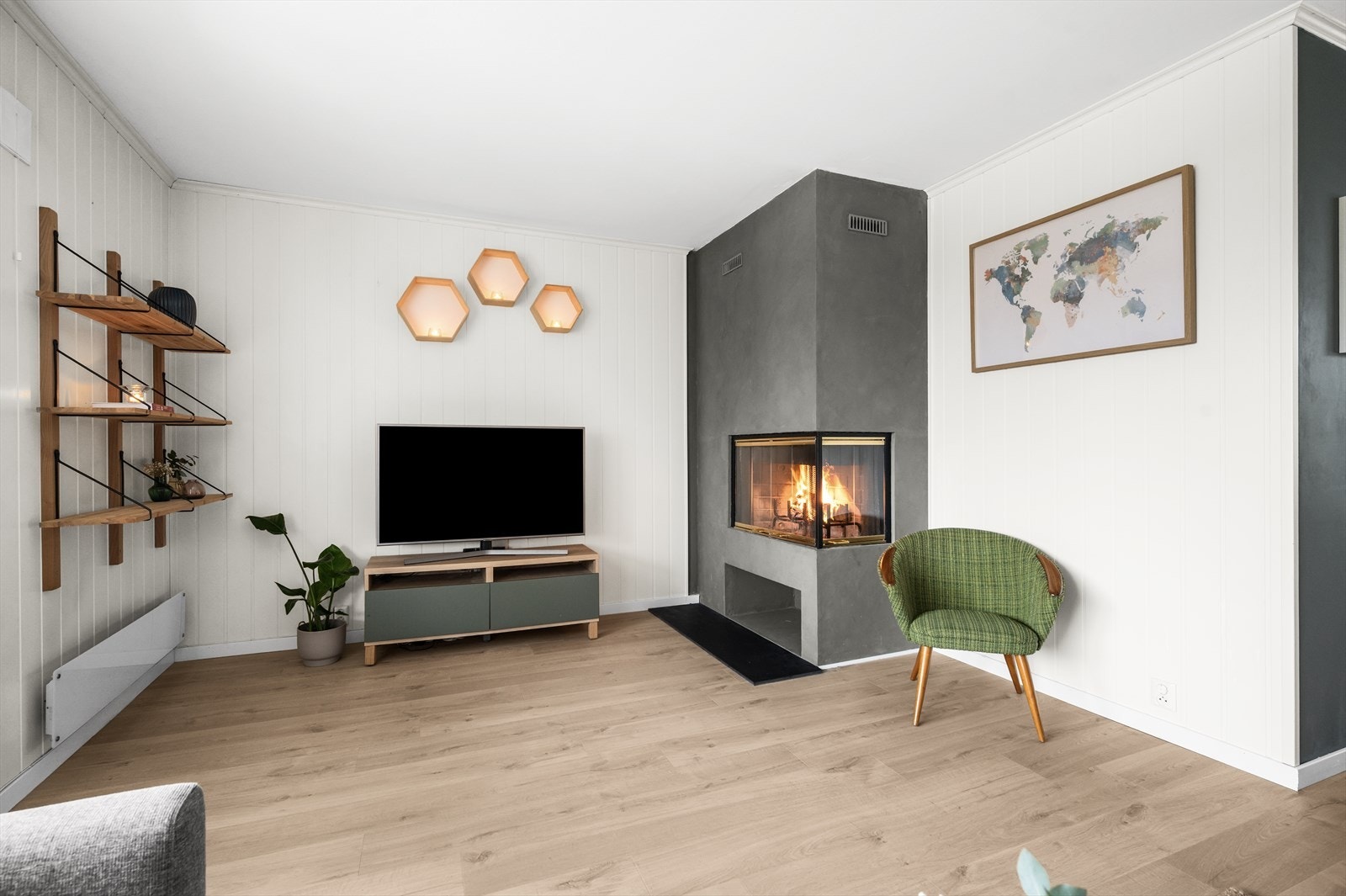 Det er montert peisovn for både varme og hygge på kalde dager. Galleribilde