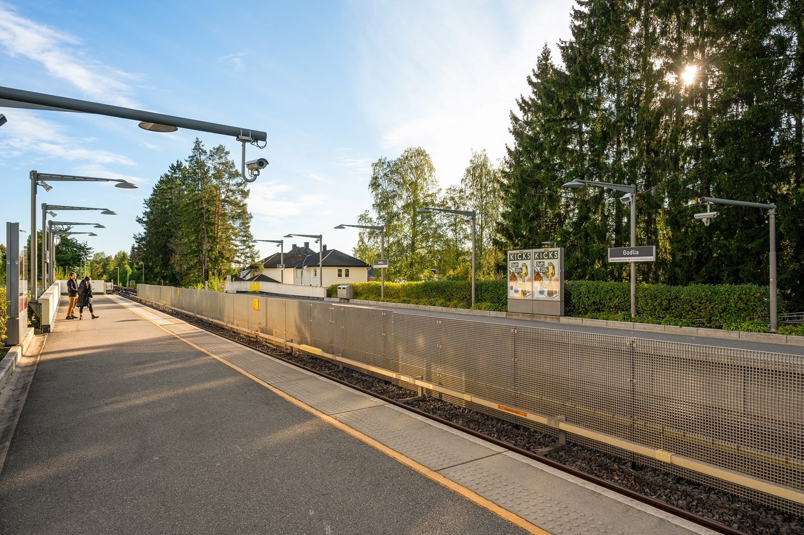 Godlia og Oppsal T-banestasjon ligger ca 10 minutters gange fra leiligheten. Banen tar deg til Oslo Sentrum på under 20 min. Galleribilde