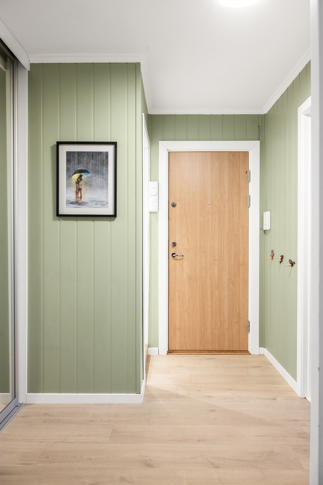Boligen ønsker deg velkommen med en lys grønnpalett og praktisk entrée som fungerer som et naturlig bindeledd mellom alle oppholdsrommene. Galleribilde