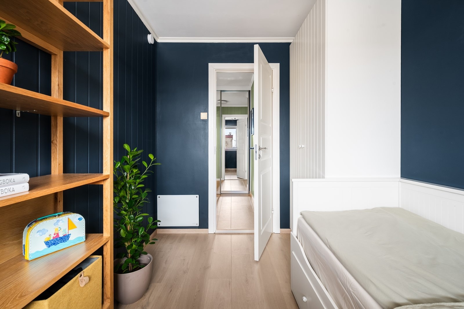 Medfølgende garderobeskap også på dette rommet. Galleribilde